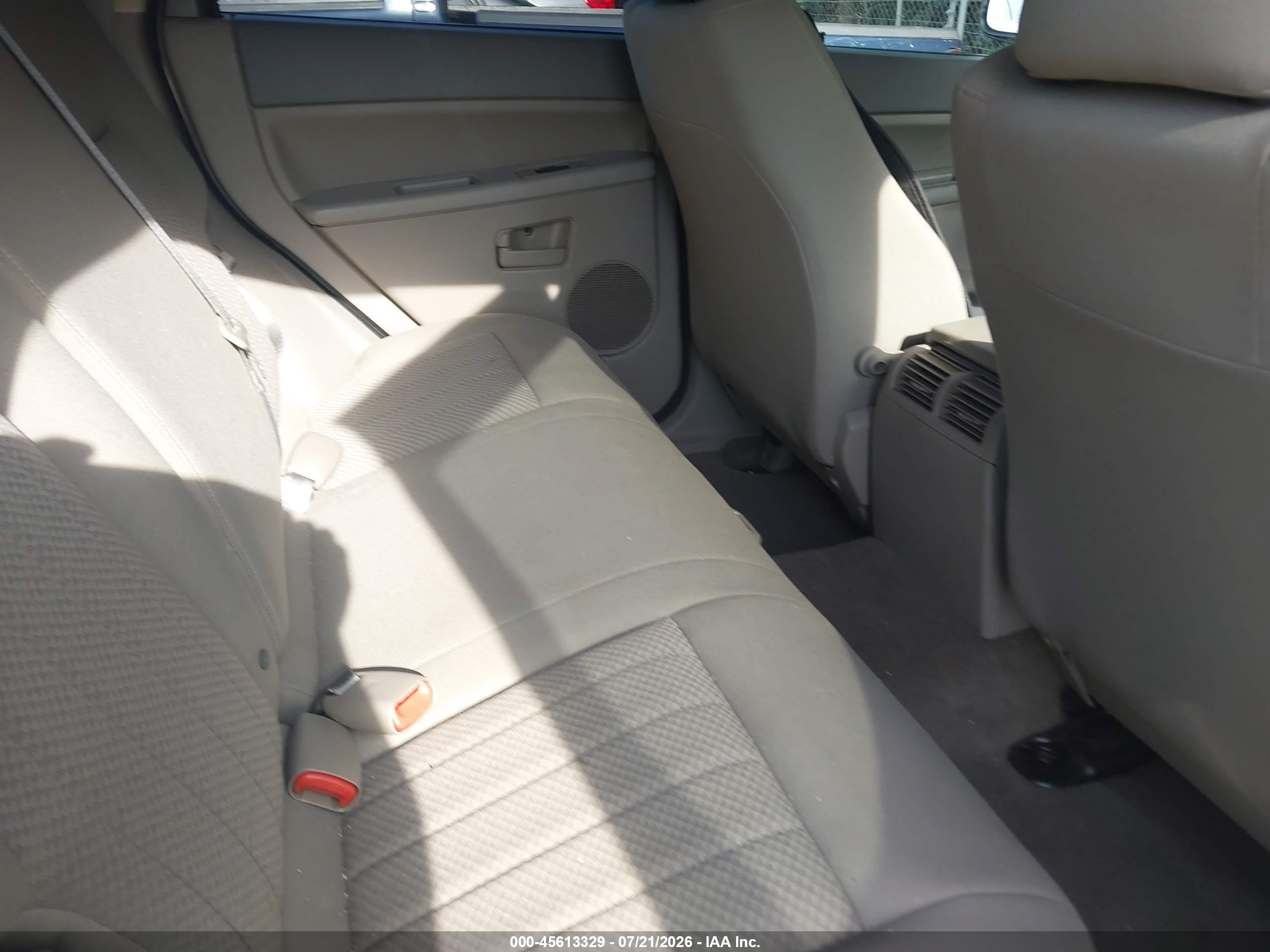 2005 Jeep Grand Cherokee Laredo White vin: 1J4HS48N45C567512