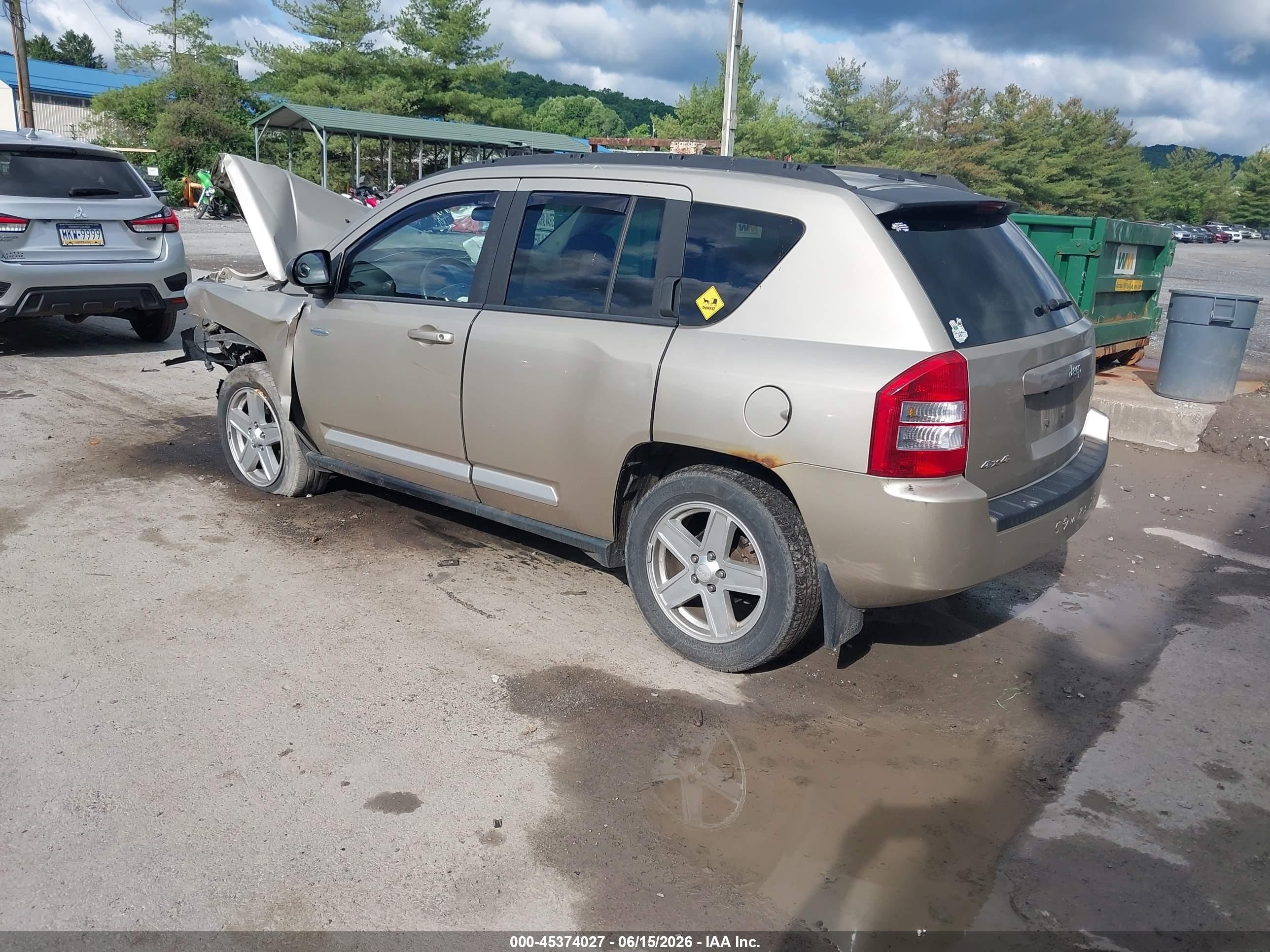 2010 Jeep Compass Sport Золотой vin: 1J4NF1FB1AD623358