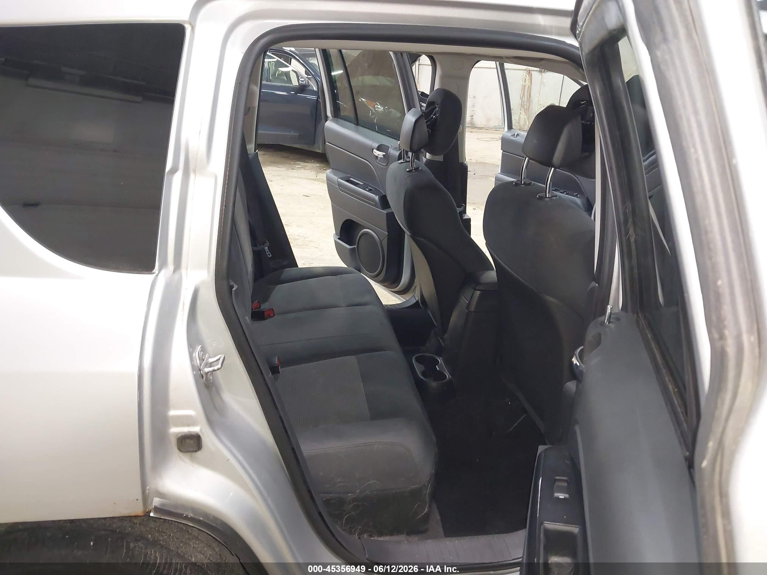 2011 Jeep Compass Silver vin: 1J4NF1FB1BD240456