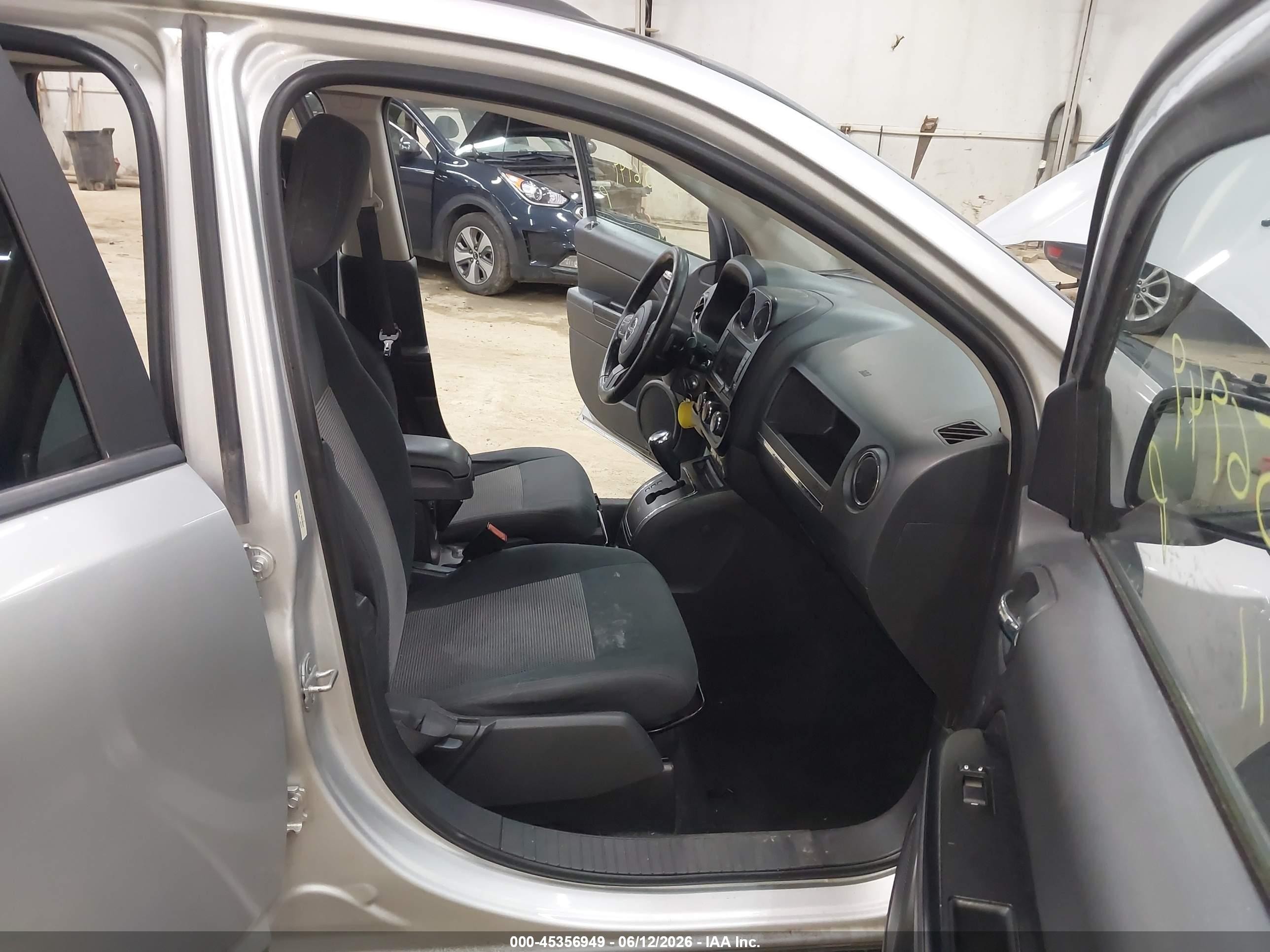 2011 Jeep Compass Silver vin: 1J4NF1FB1BD240456