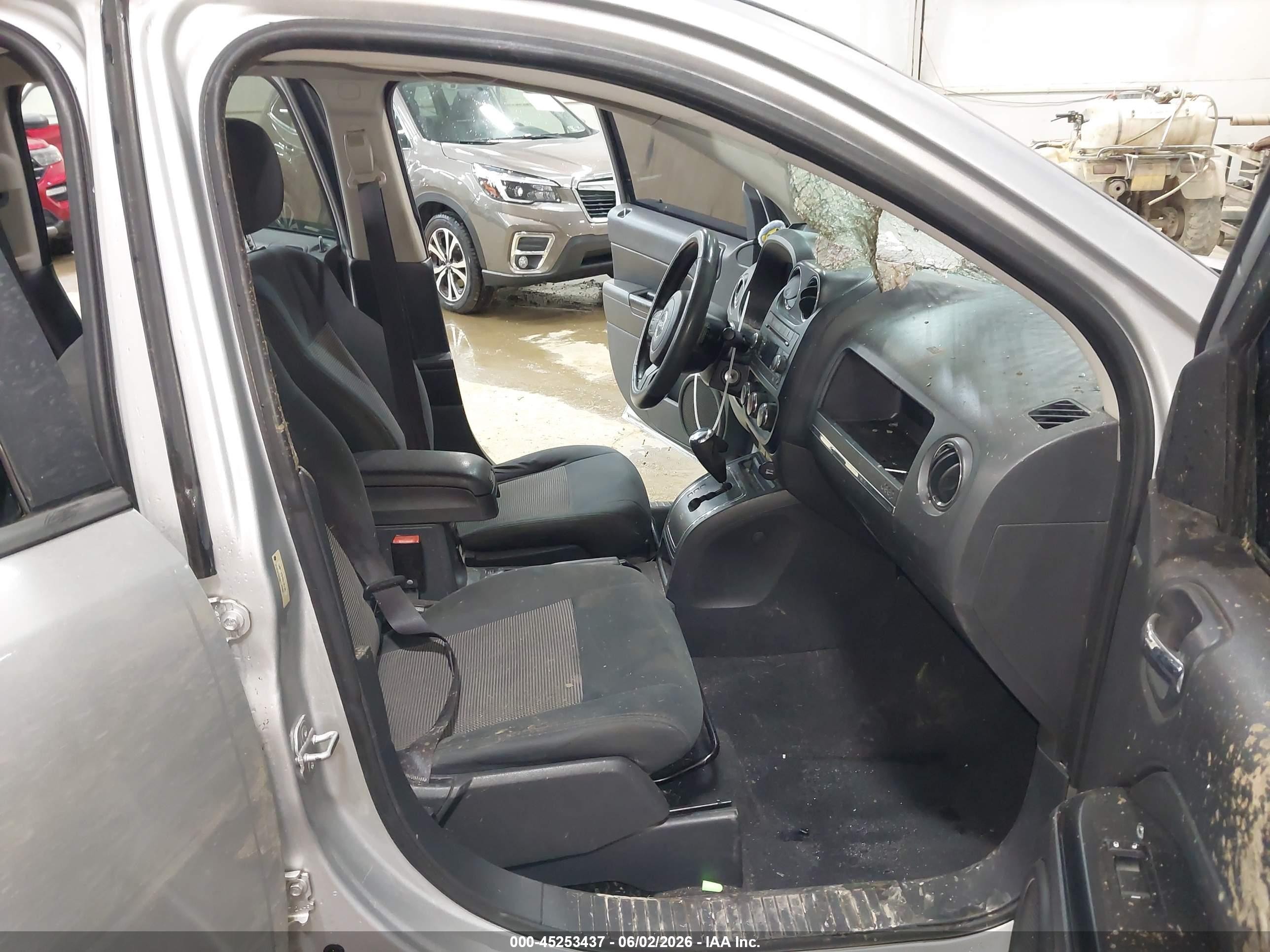 2011 Jeep Compass   Silver vin: 1J4NF1FB4BD197165