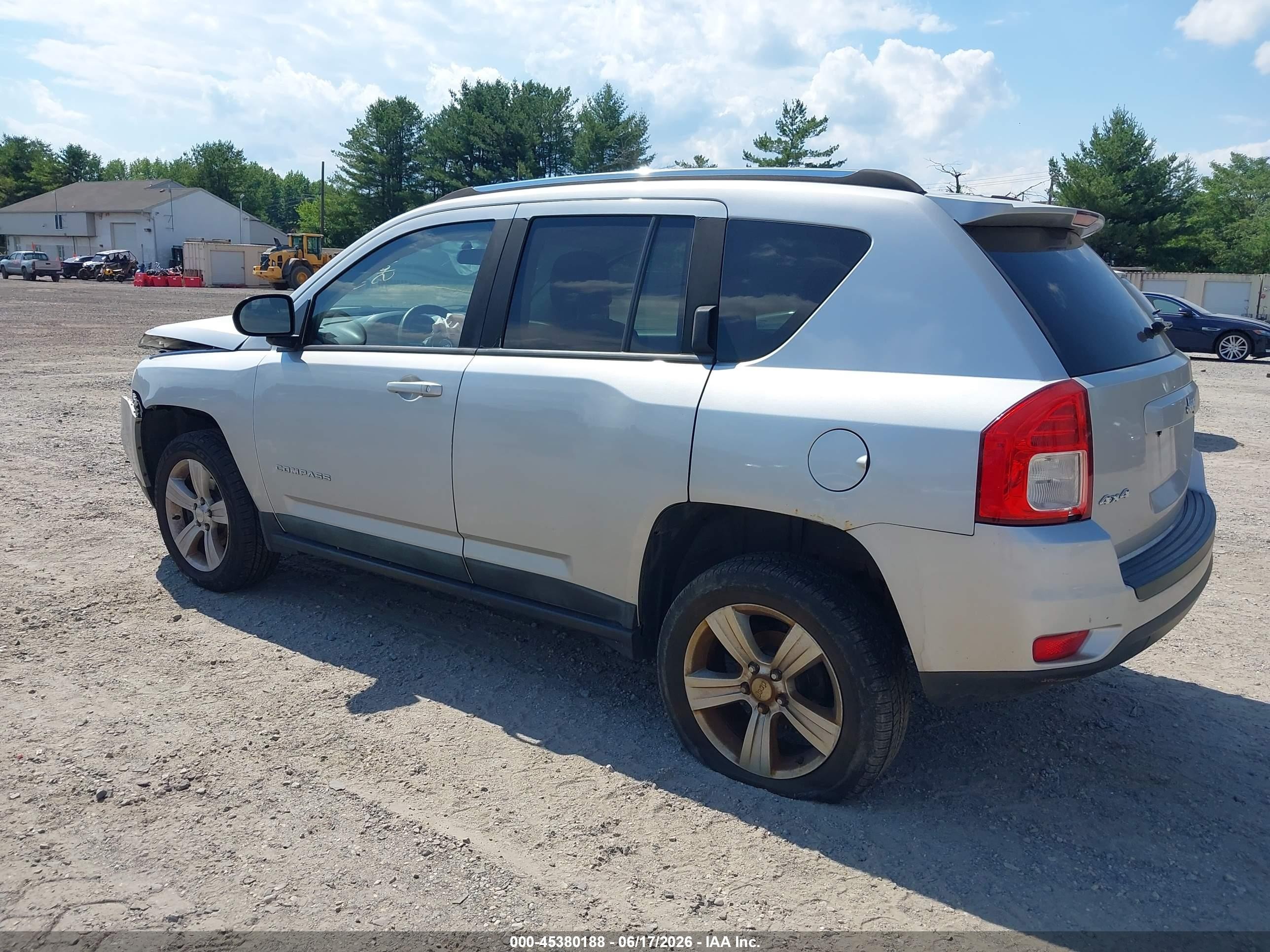 2011 Jeep Compass   Серебряный vin: 1J4NF1FB5BD193464