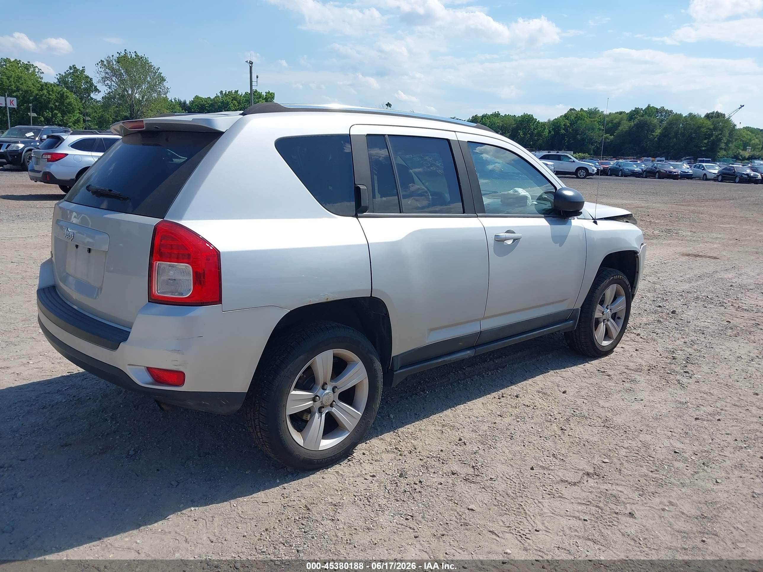 2011 Jeep Compass   Серебряный vin: 1J4NF1FB5BD193464