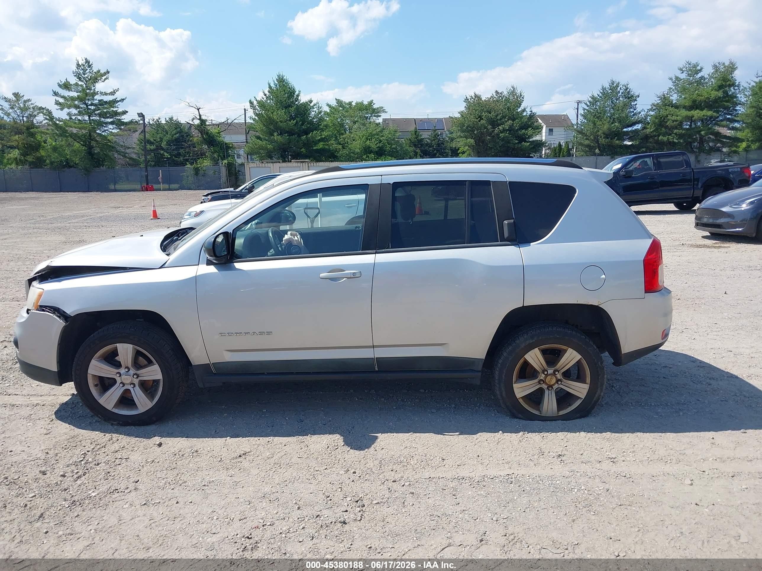 2011 Jeep Compass   Серебряный vin: 1J4NF1FB5BD193464