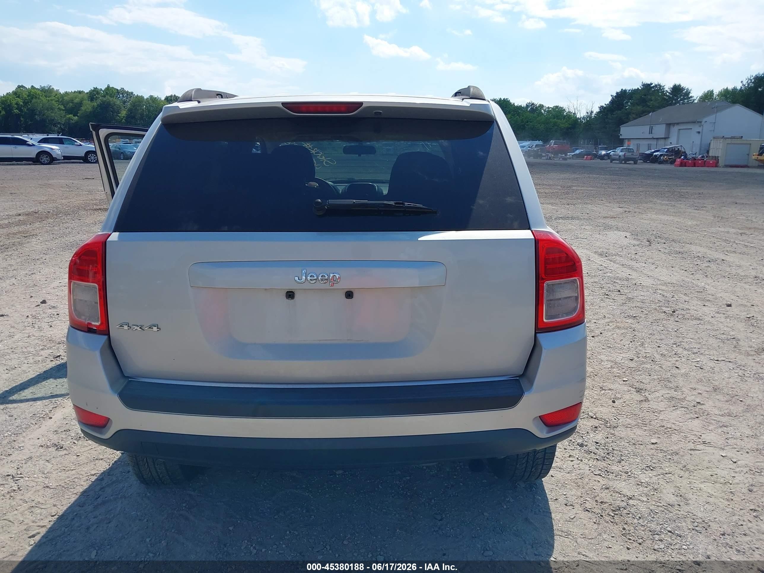 2011 Jeep Compass   Серебряный vin: 1J4NF1FB5BD193464