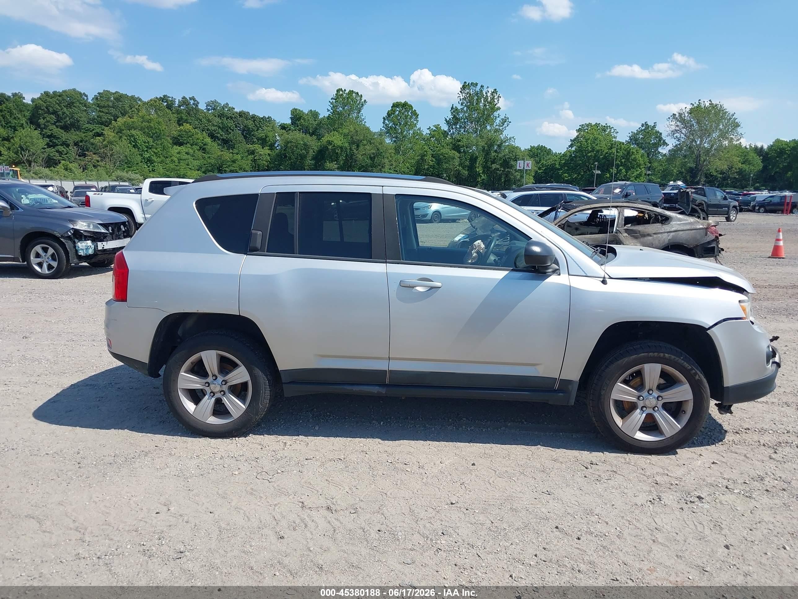 2011 Jeep Compass   Серебряный vin: 1J4NF1FB5BD193464