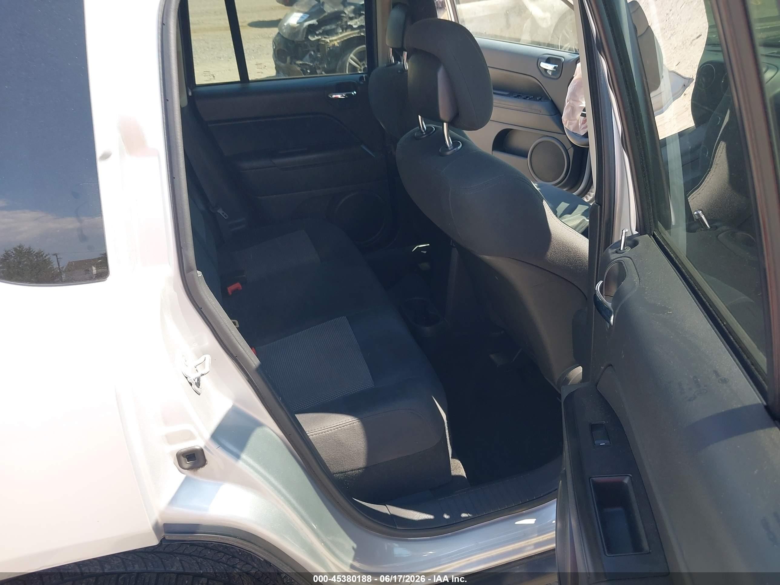 2011 Jeep Compass   Серебряный vin: 1J4NF1FB5BD193464