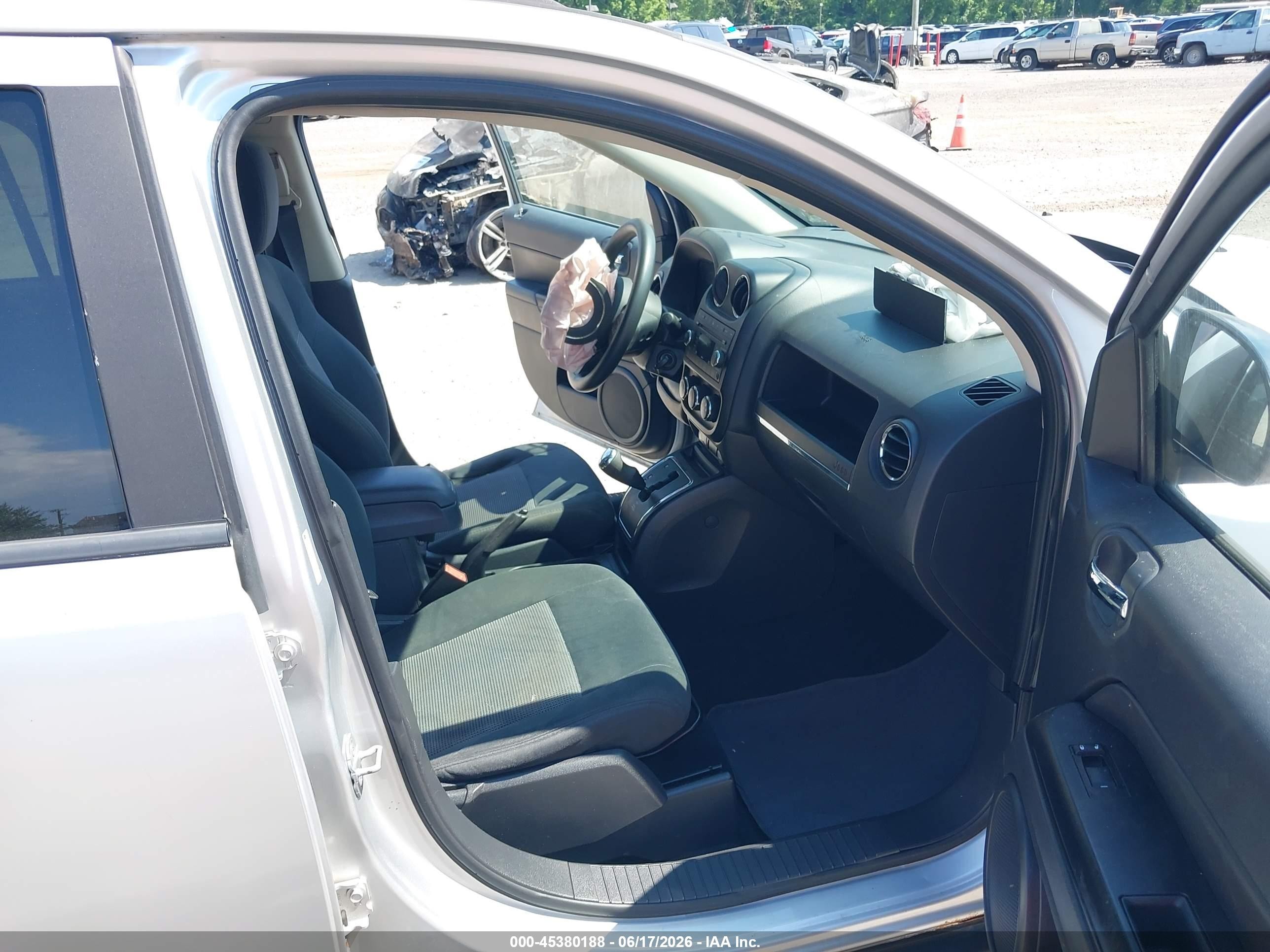 2011 Jeep Compass   Серебряный vin: 1J4NF1FB5BD193464