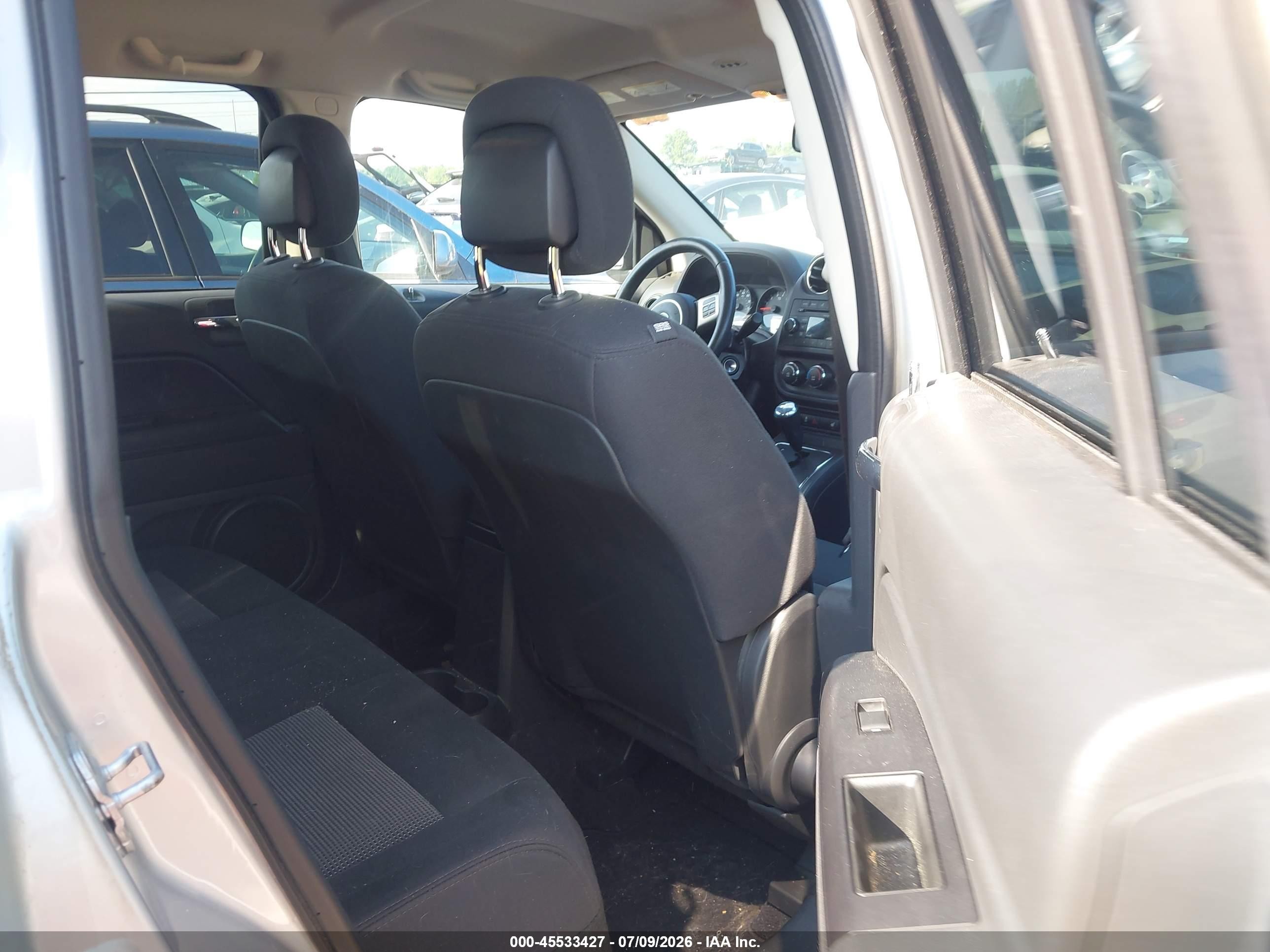 2011 Jeep Compass   Silver vin: 1J4NF1FB8BD244665
