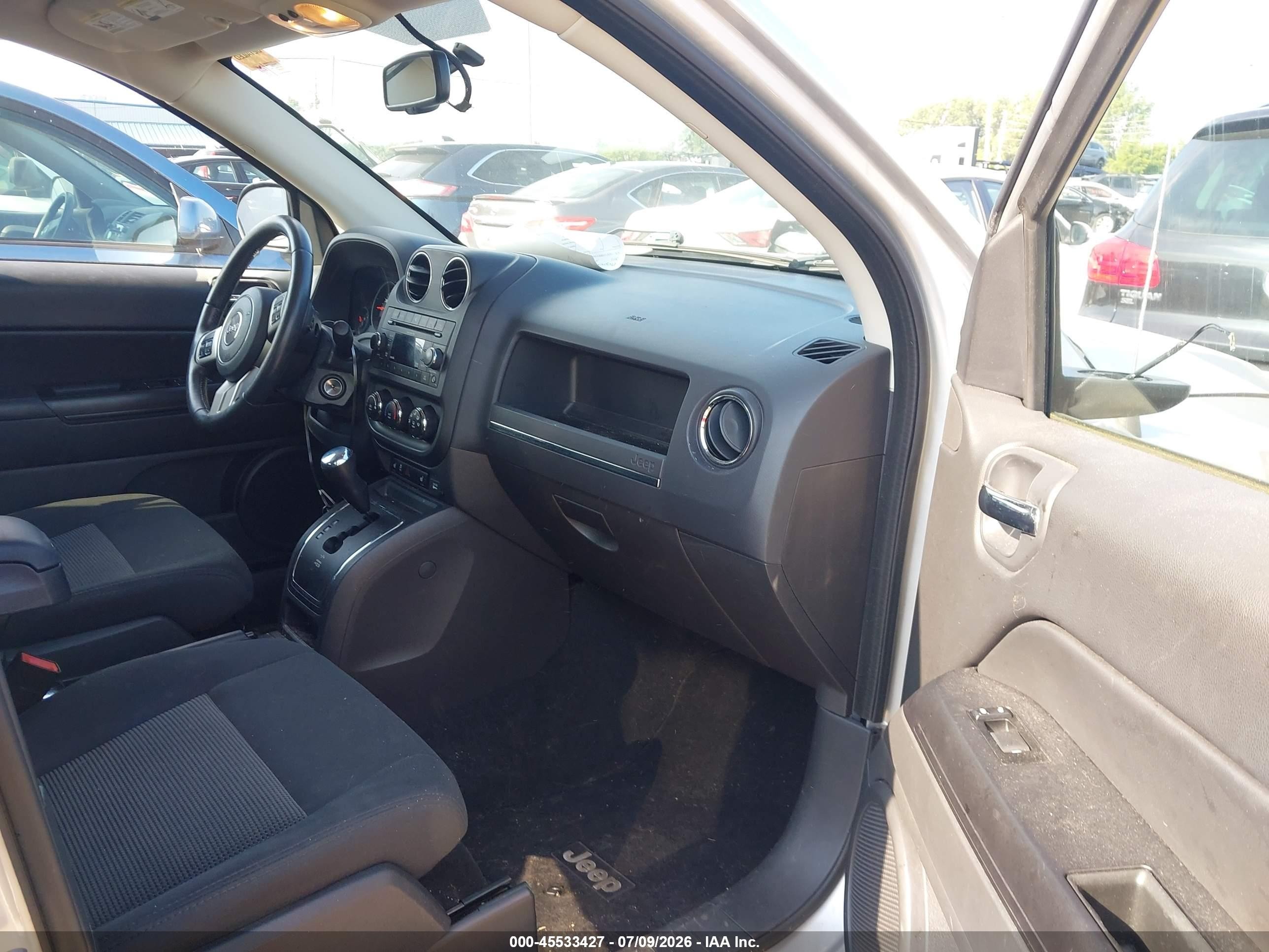 2011 Jeep Compass   Silver vin: 1J4NF1FB8BD244665