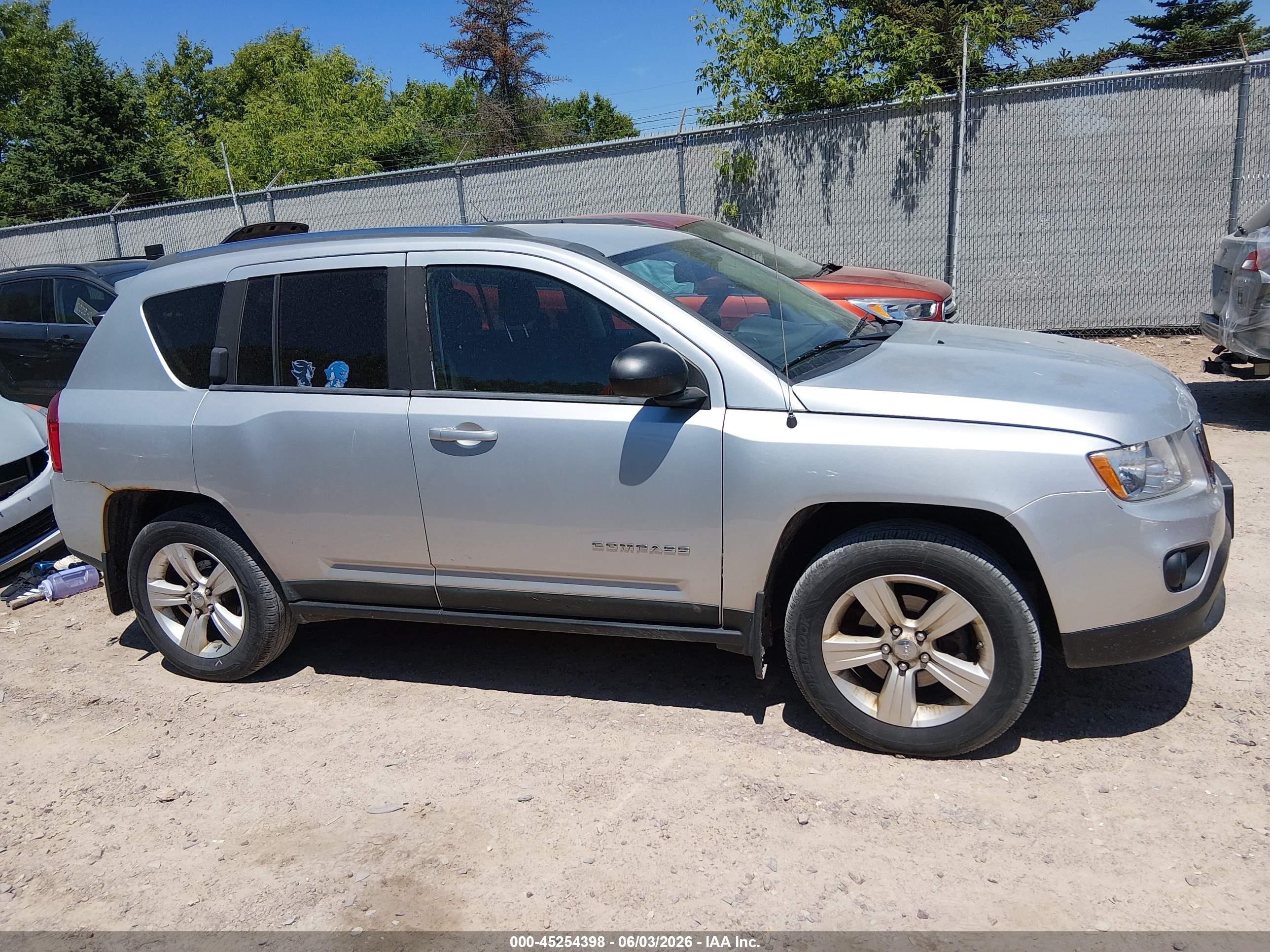 2011 Jeep Compass   Silver vin: 1J4NF1FB8BD263880