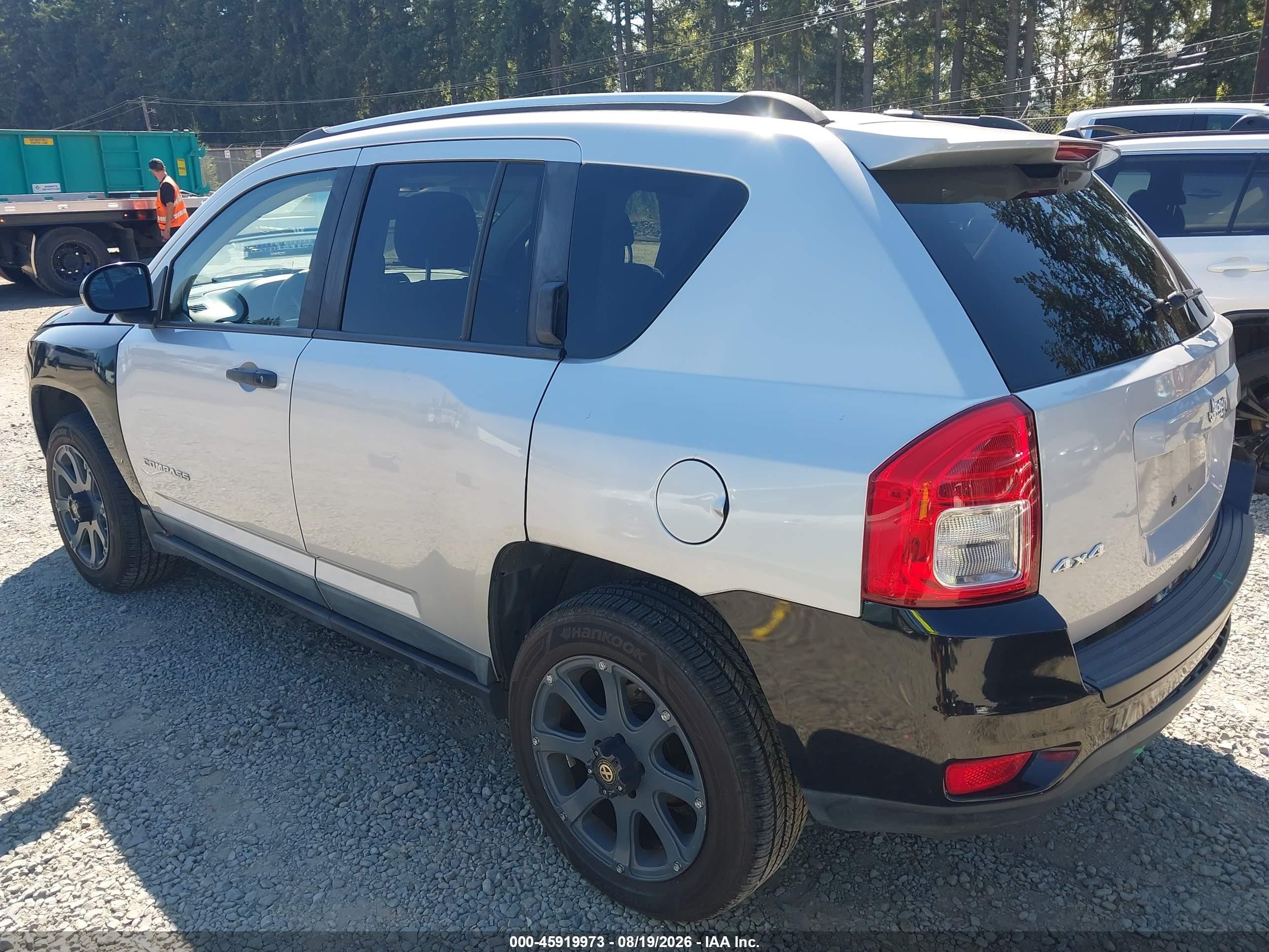 2011 Jeep Compass   Серебряный vin: 1J4NF1FB8BD266620