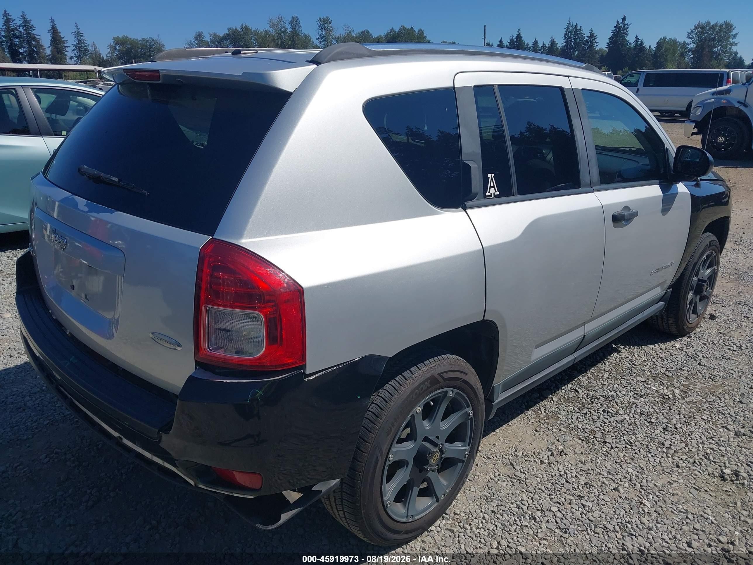 2011 Jeep Compass   Серебряный vin: 1J4NF1FB8BD266620