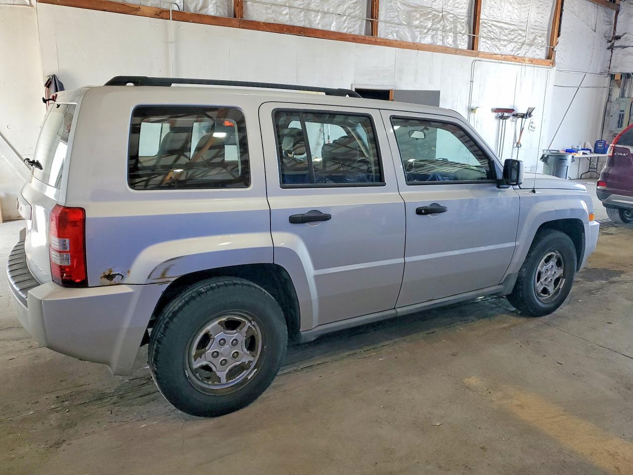 2010 Jeep Patriot Sport Серебряный vin: 1J4NF2GB8AD655423