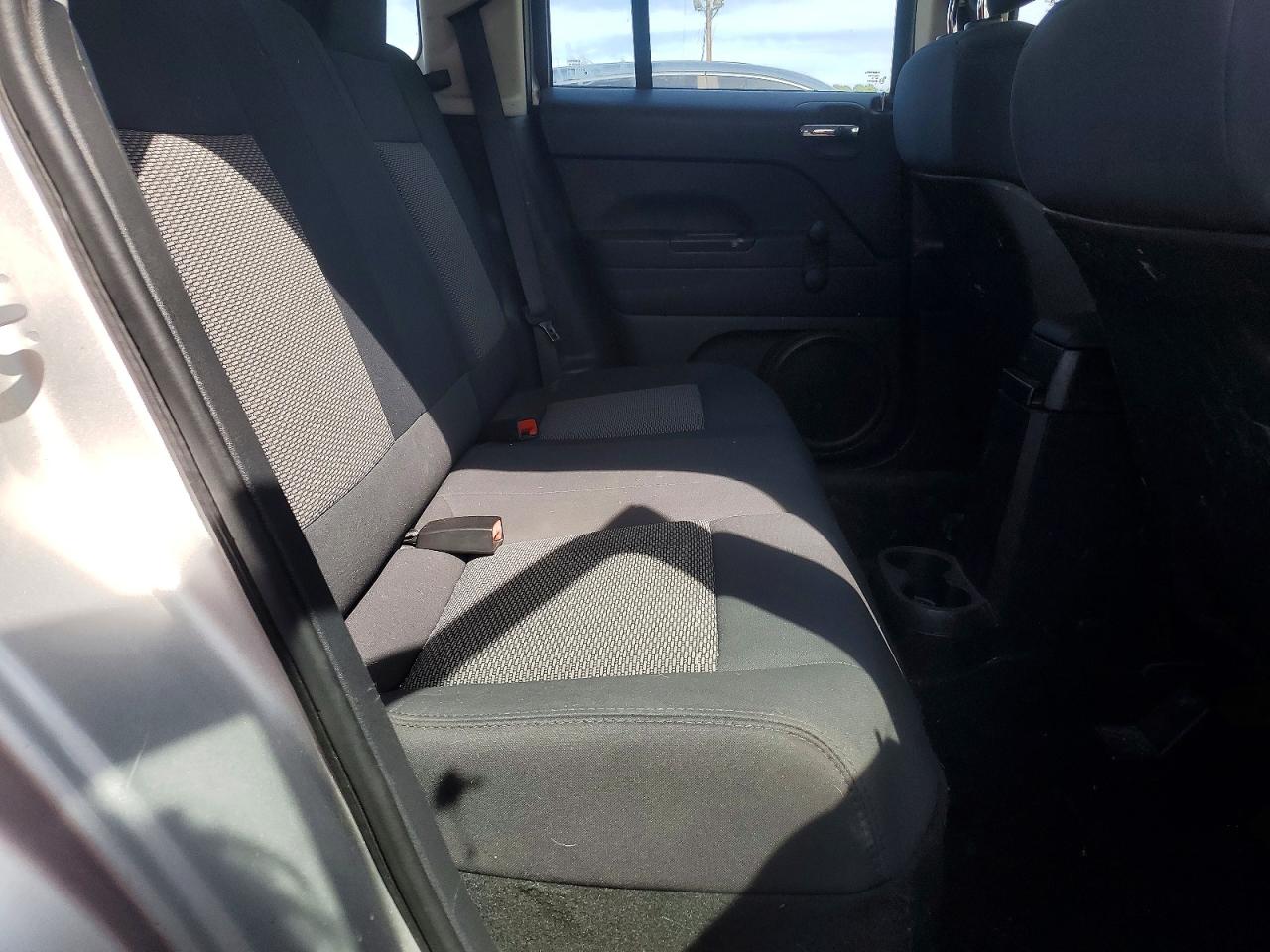 2010 Jeep Patriot Sport Серебряный vin: 1J4NF2GB8AD655423