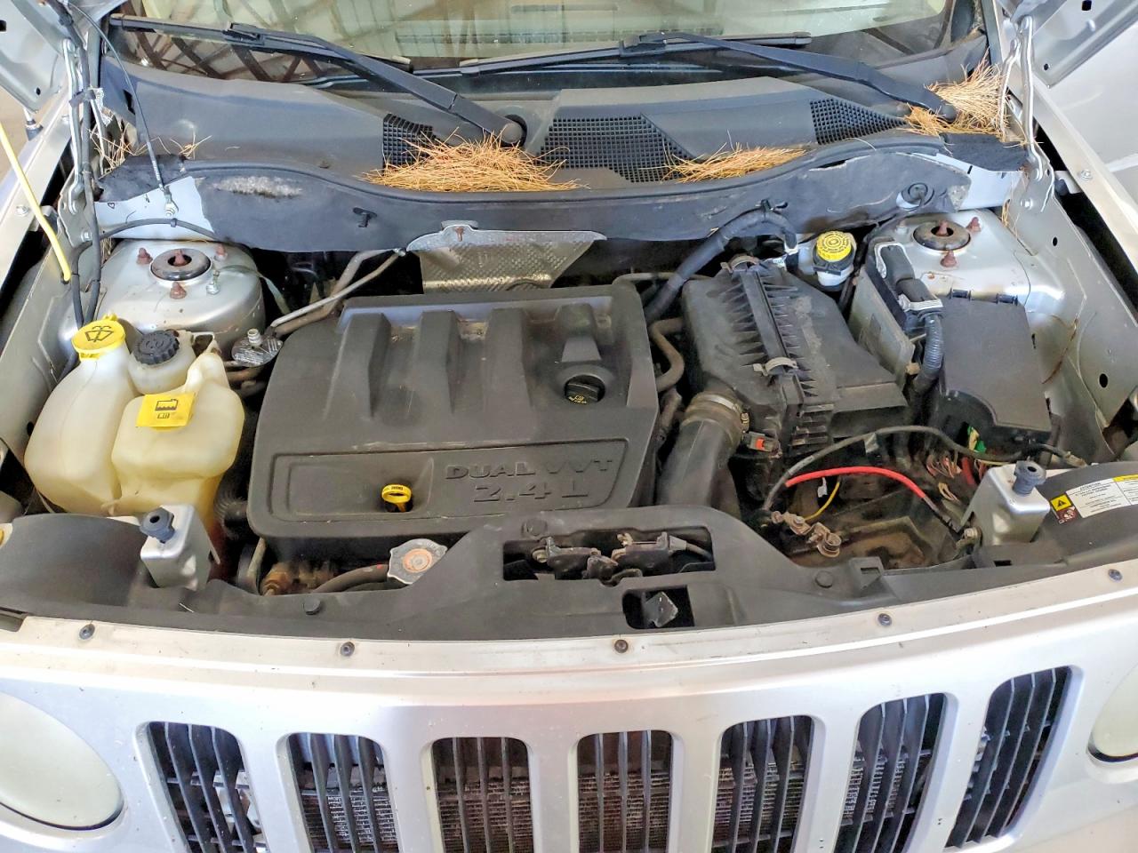 2010 Jeep Patriot Sport Серебряный vin: 1J4NF2GB8AD655423