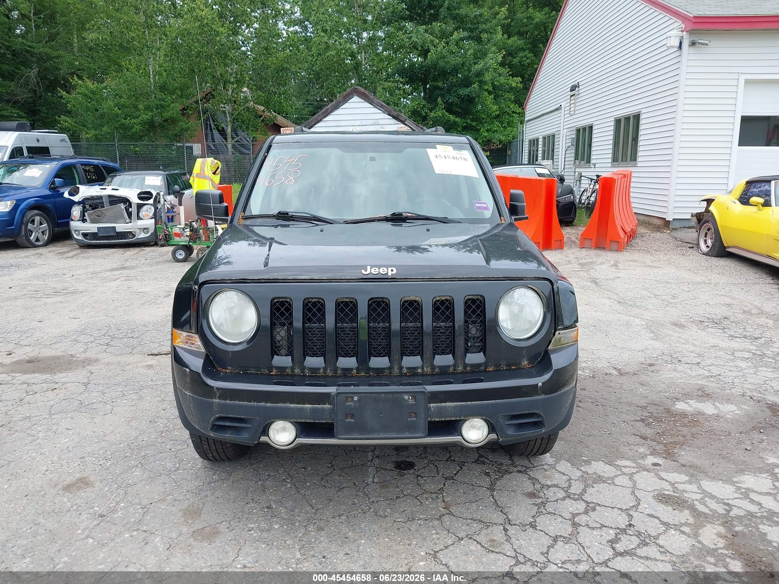 2011 Jeep Patriot Latitude X Черный vin: 1J4NF4GB9BD186825