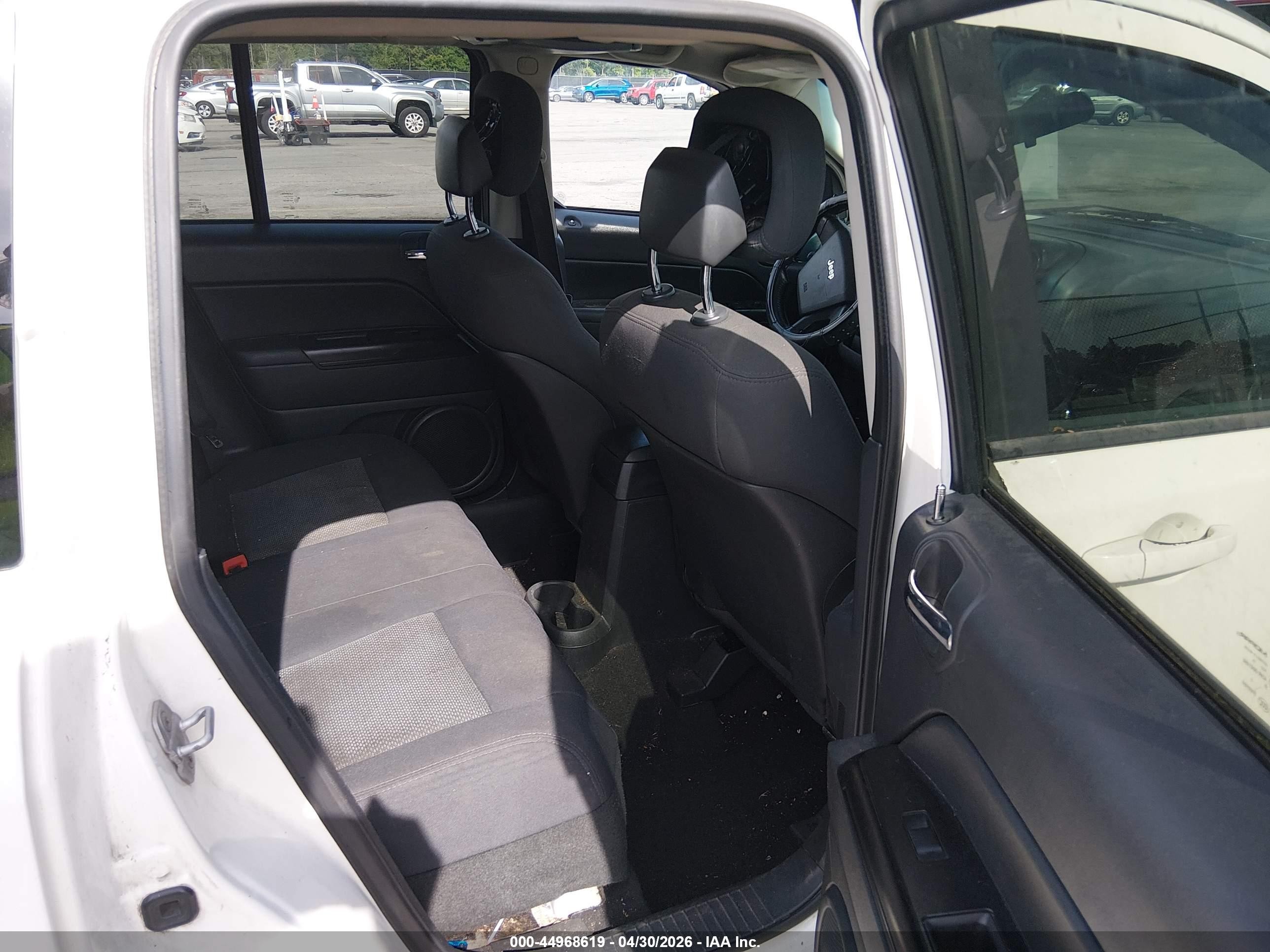 2010 Jeep Compass Sport White vin: 1J4NT1FA2AD621716