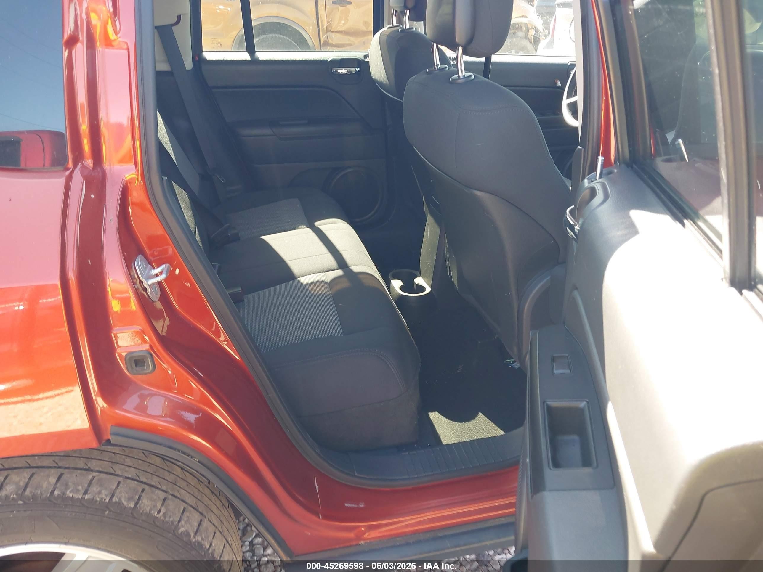2010 Jeep Compass Latitude Оранжевый vin: 1J4NT1FA5AD625498
