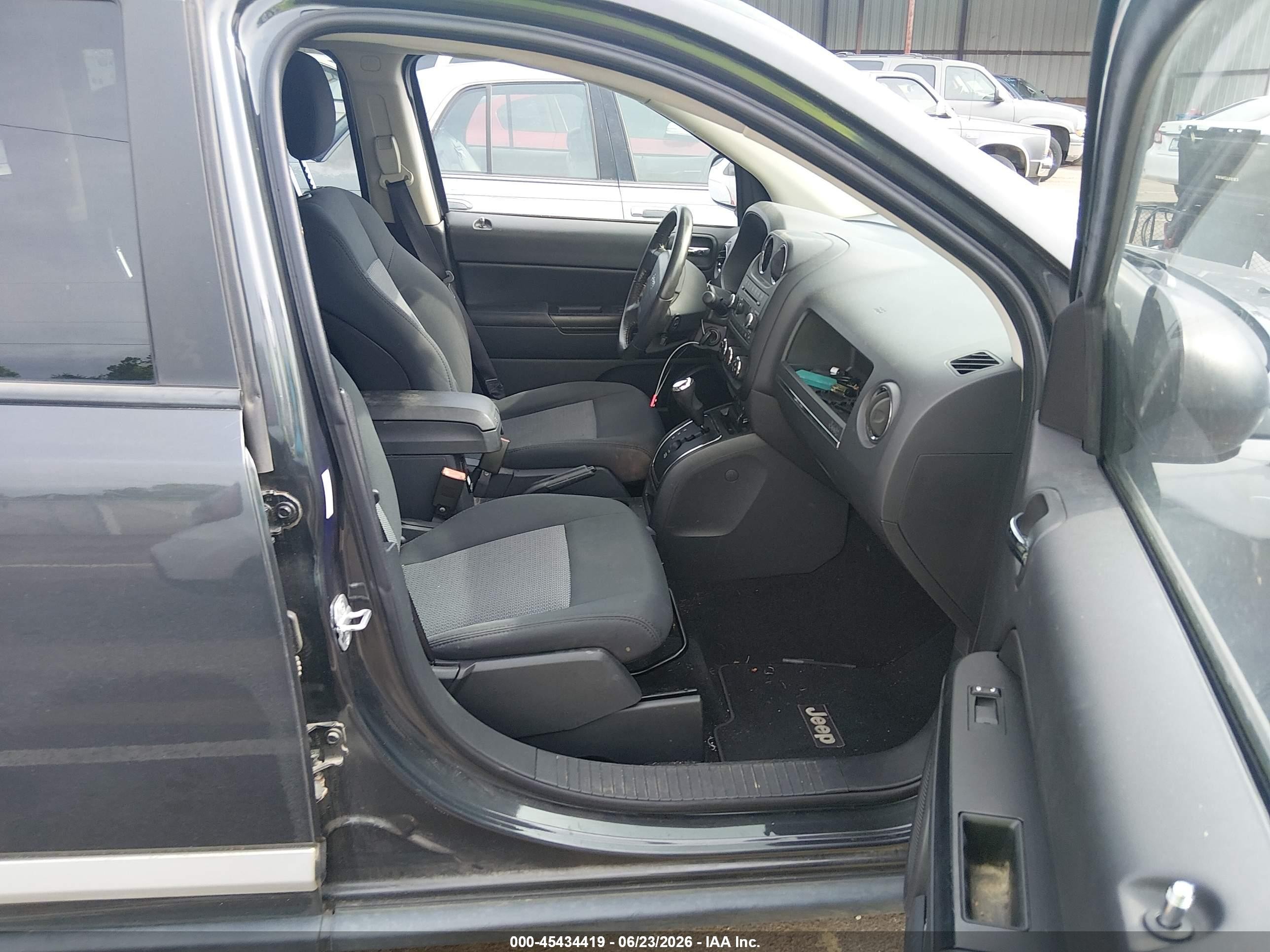 2010 Jeep Compass Latitude Gray vin: 1J4NT1FA7AD671981