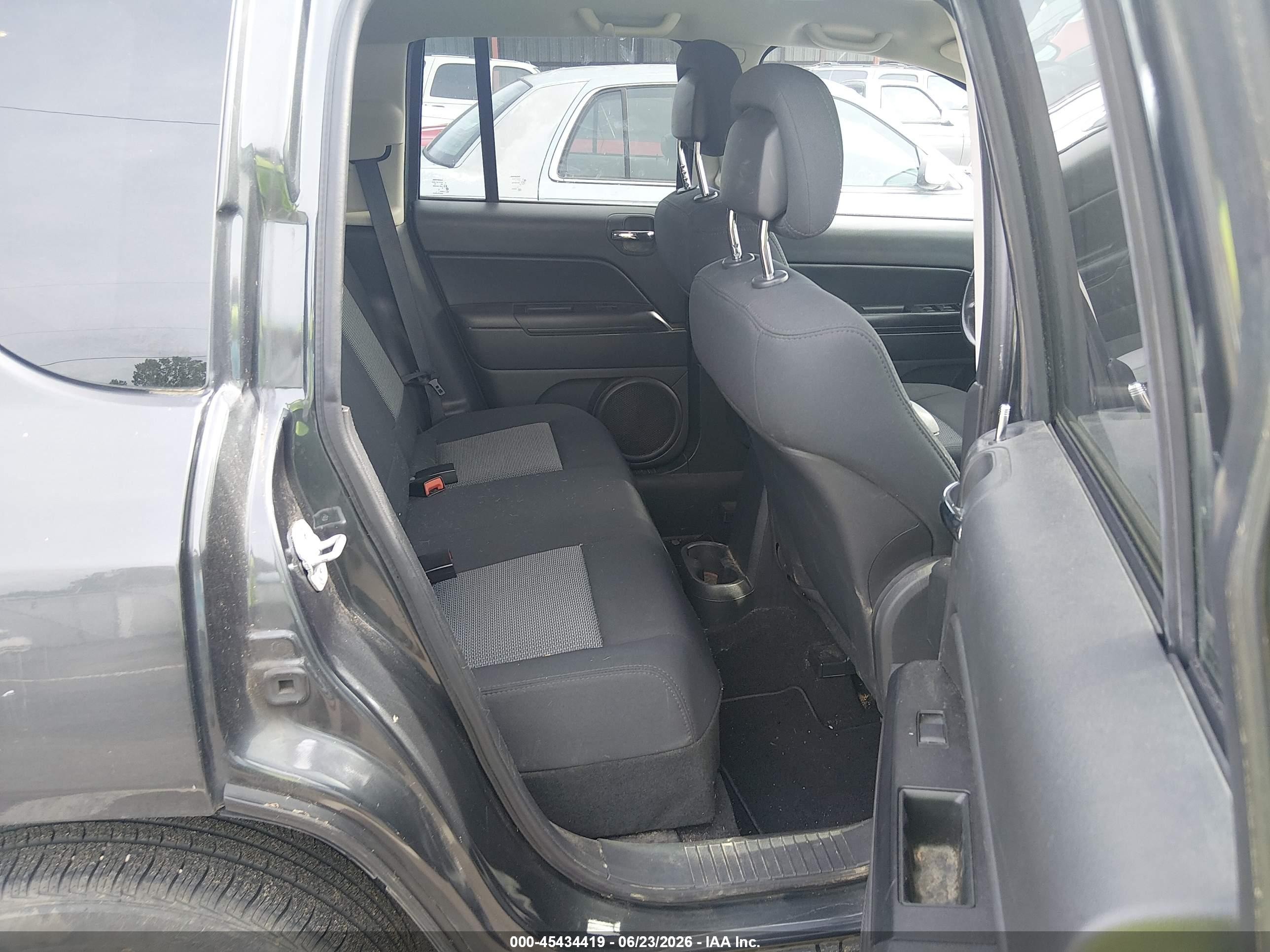 2010 Jeep Compass Latitude Gray vin: 1J4NT1FA7AD671981