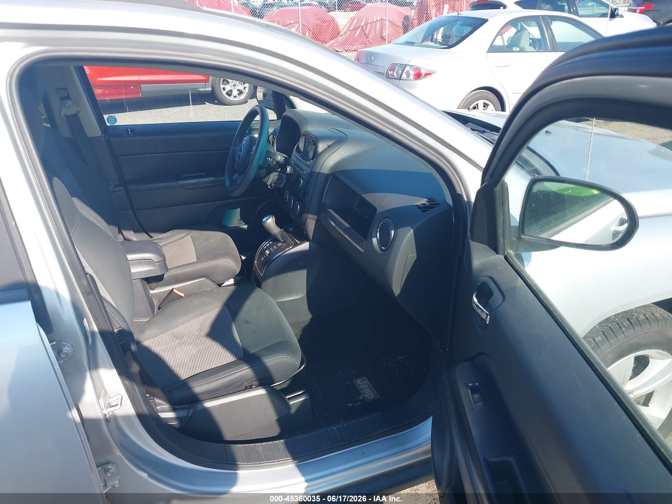 2011 Jeep Compass   Silver vin: 1J4NT1FB2BD139564