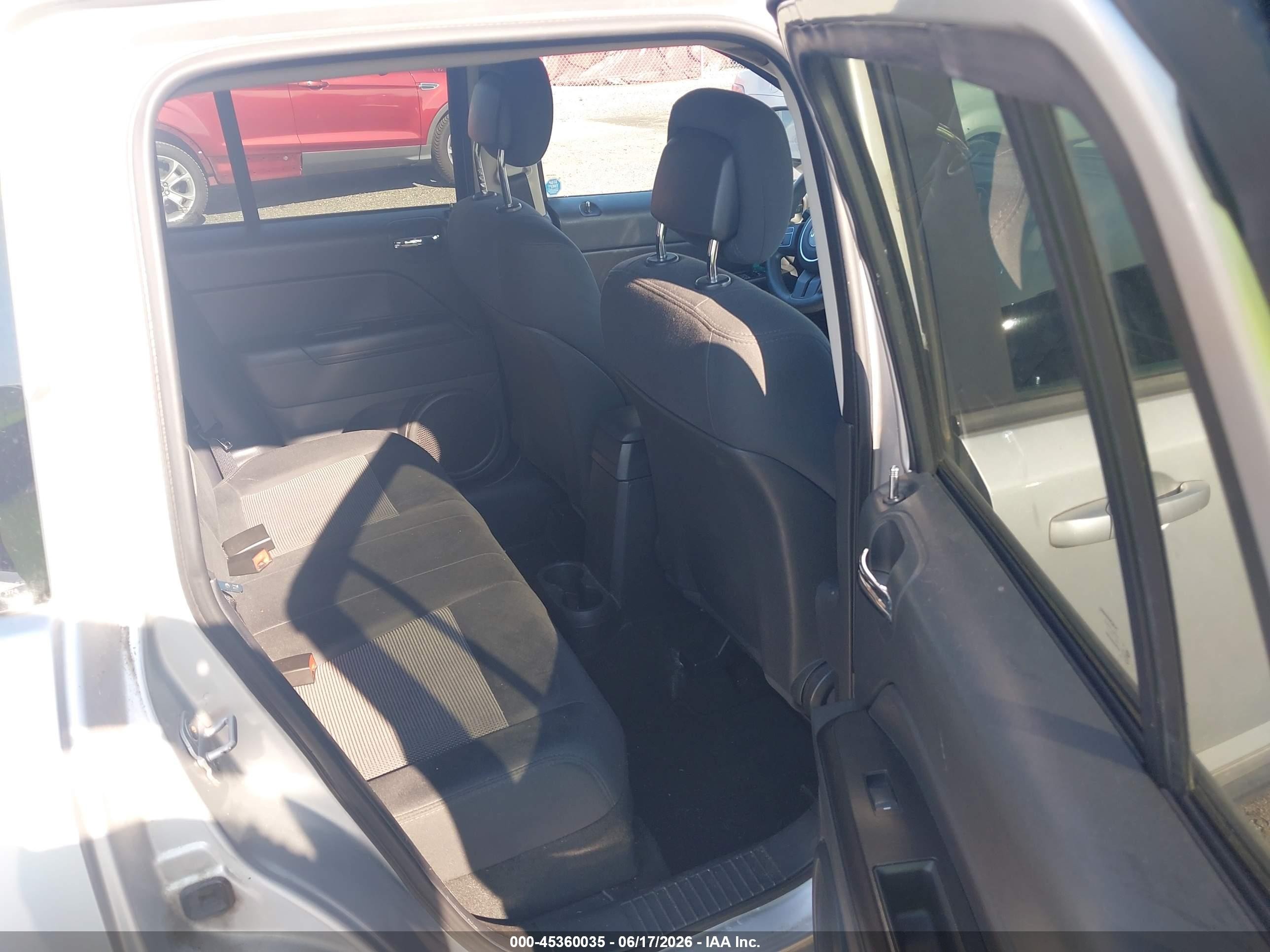 2011 Jeep Compass   Silver vin: 1J4NT1FB2BD139564