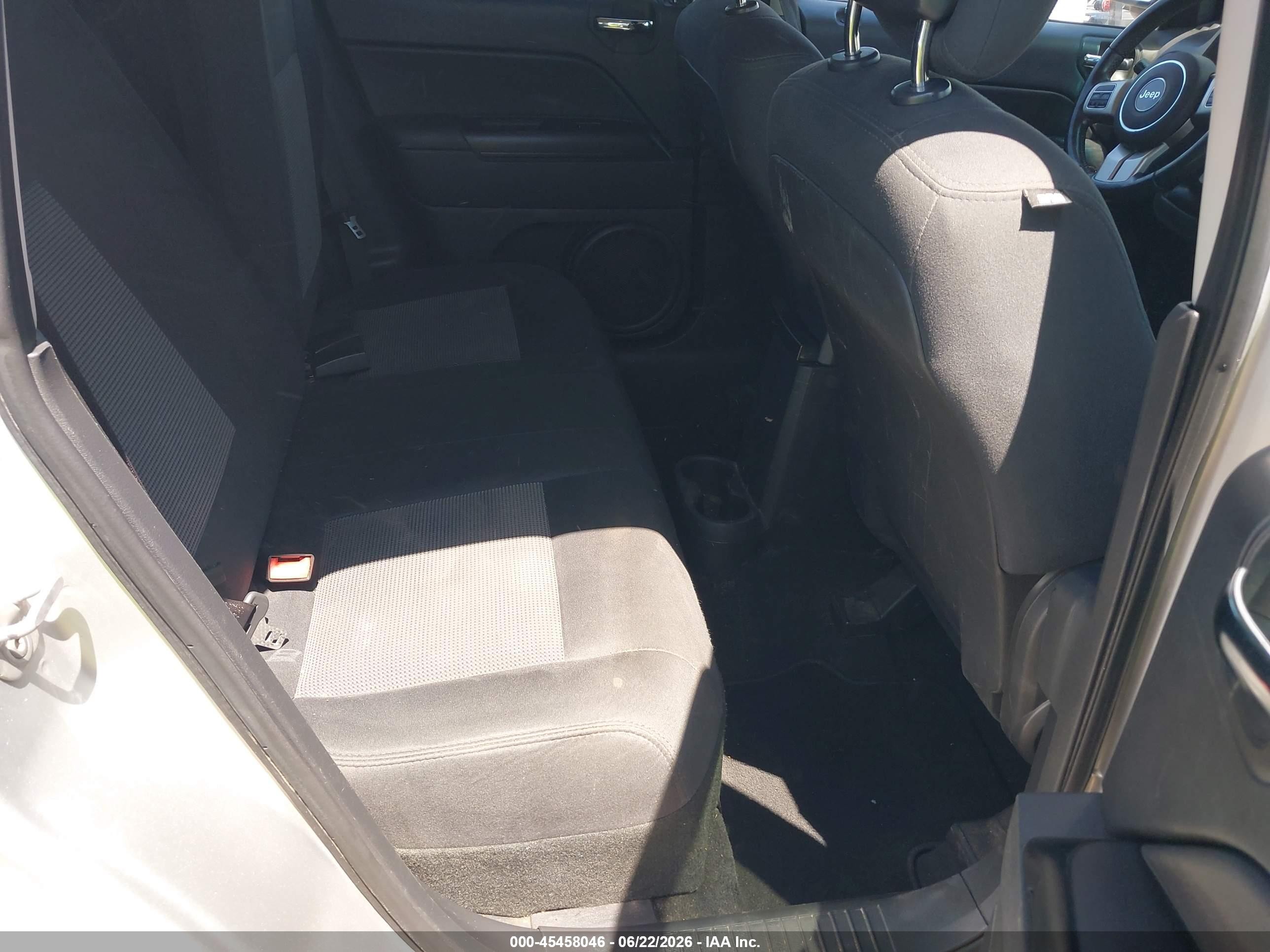2011 Jeep Compass   Silver vin: 1J4NT1FB2BD195651