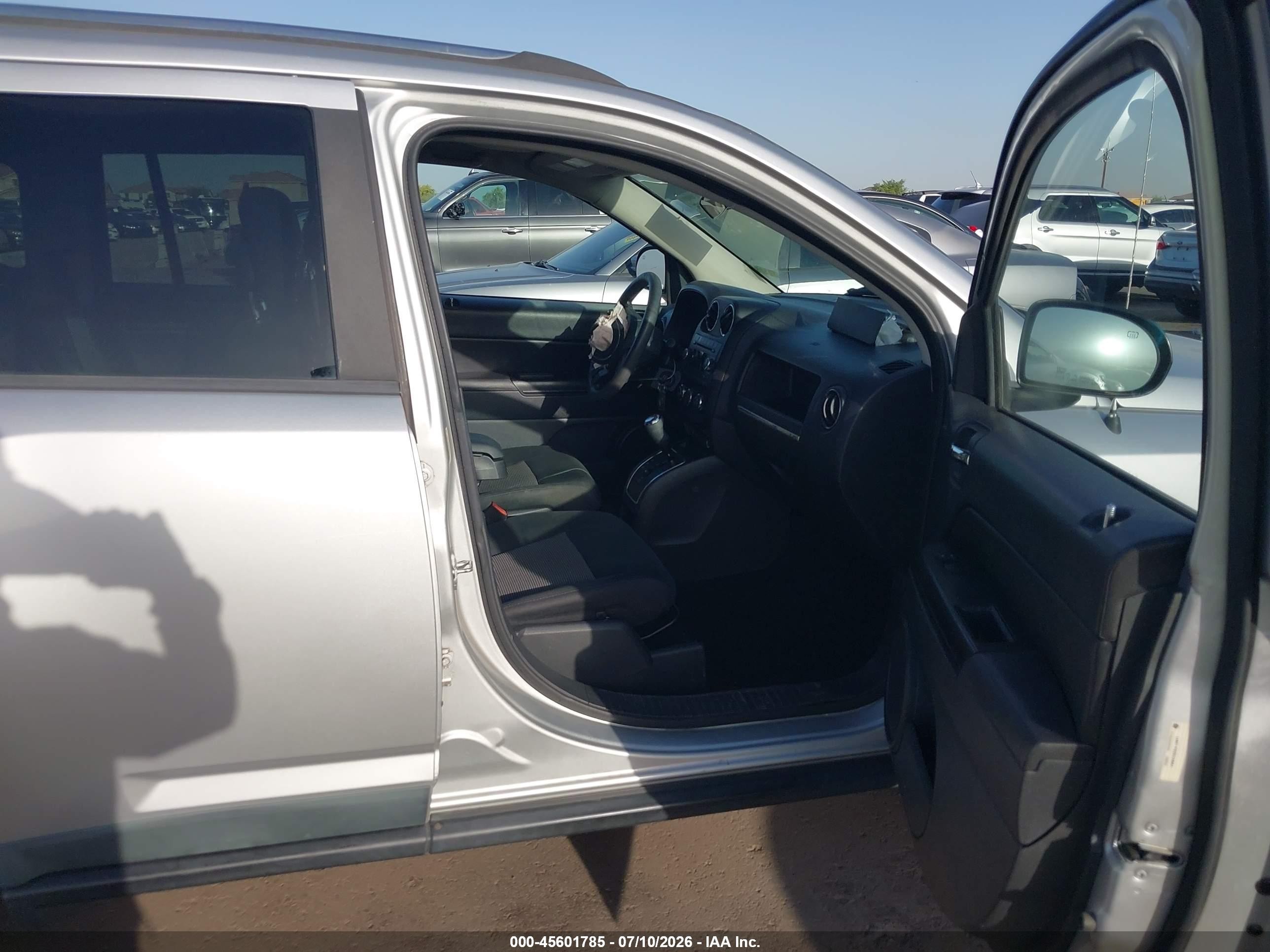 2011 Jeep Compass   Silver vin: 1J4NT1FB2BD248641