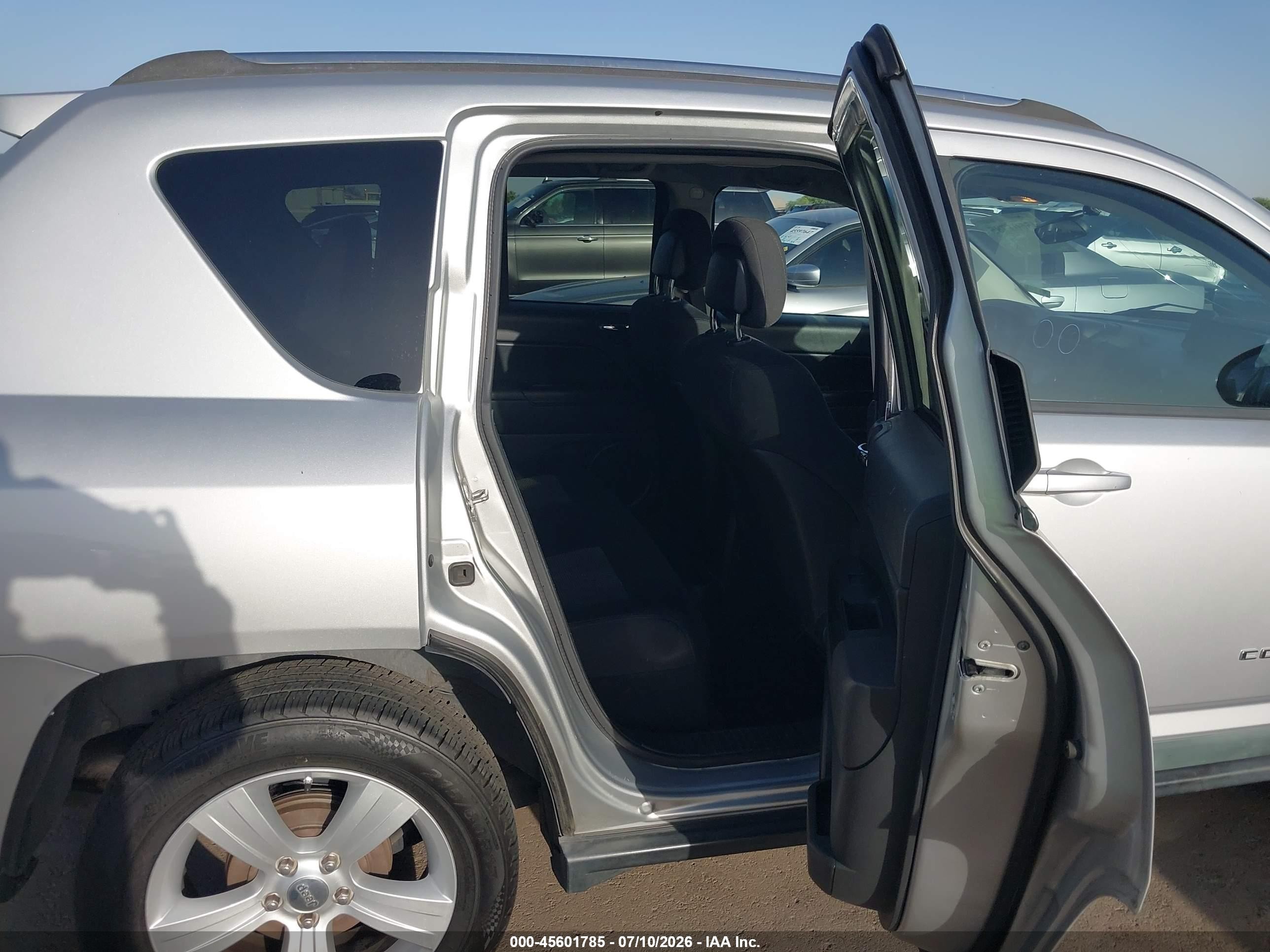 2011 Jeep Compass   Silver vin: 1J4NT1FB2BD248641