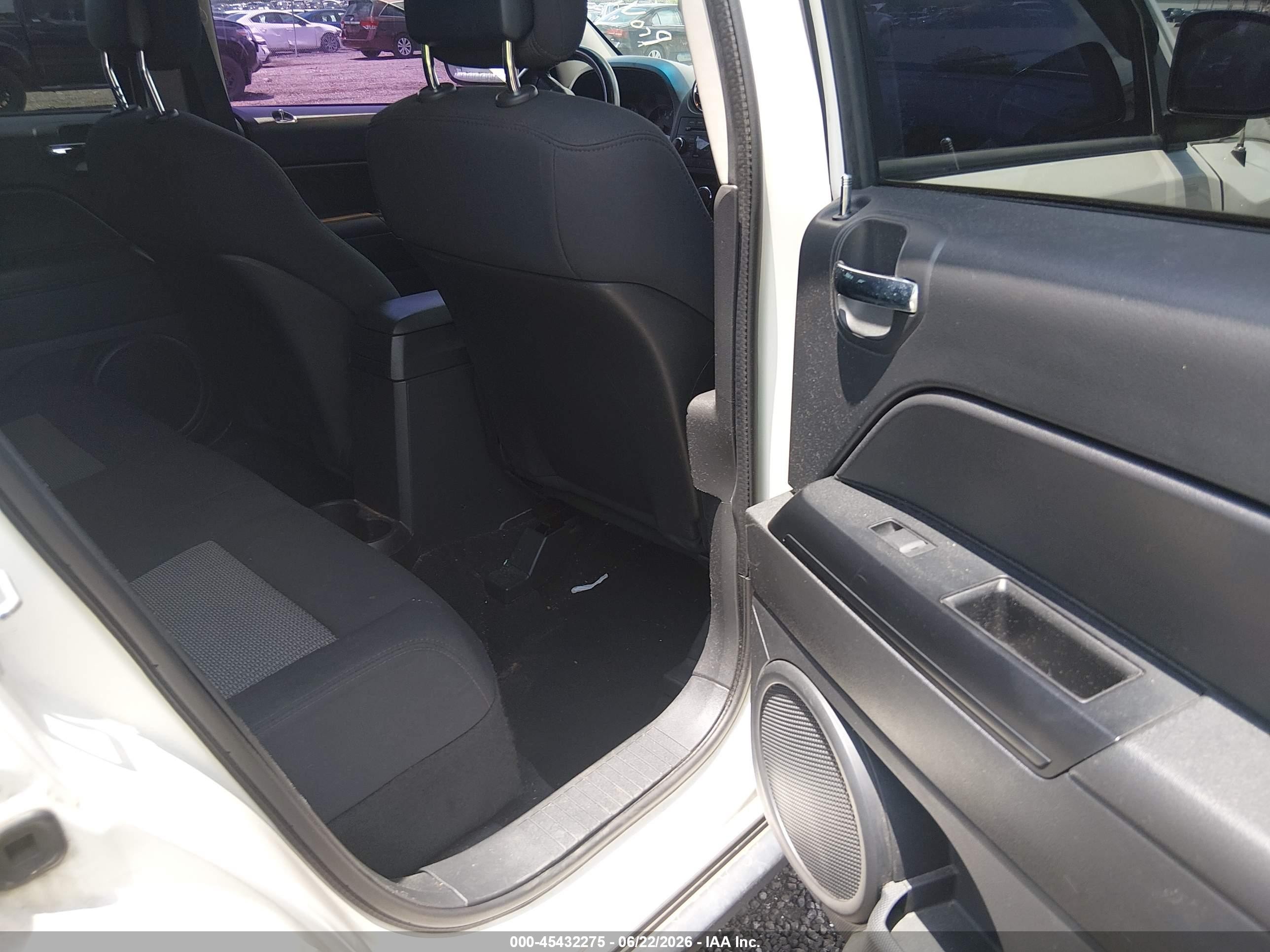 2010 Jeep Compass Latitude White vin: 1J4NT1FB4AD626375
