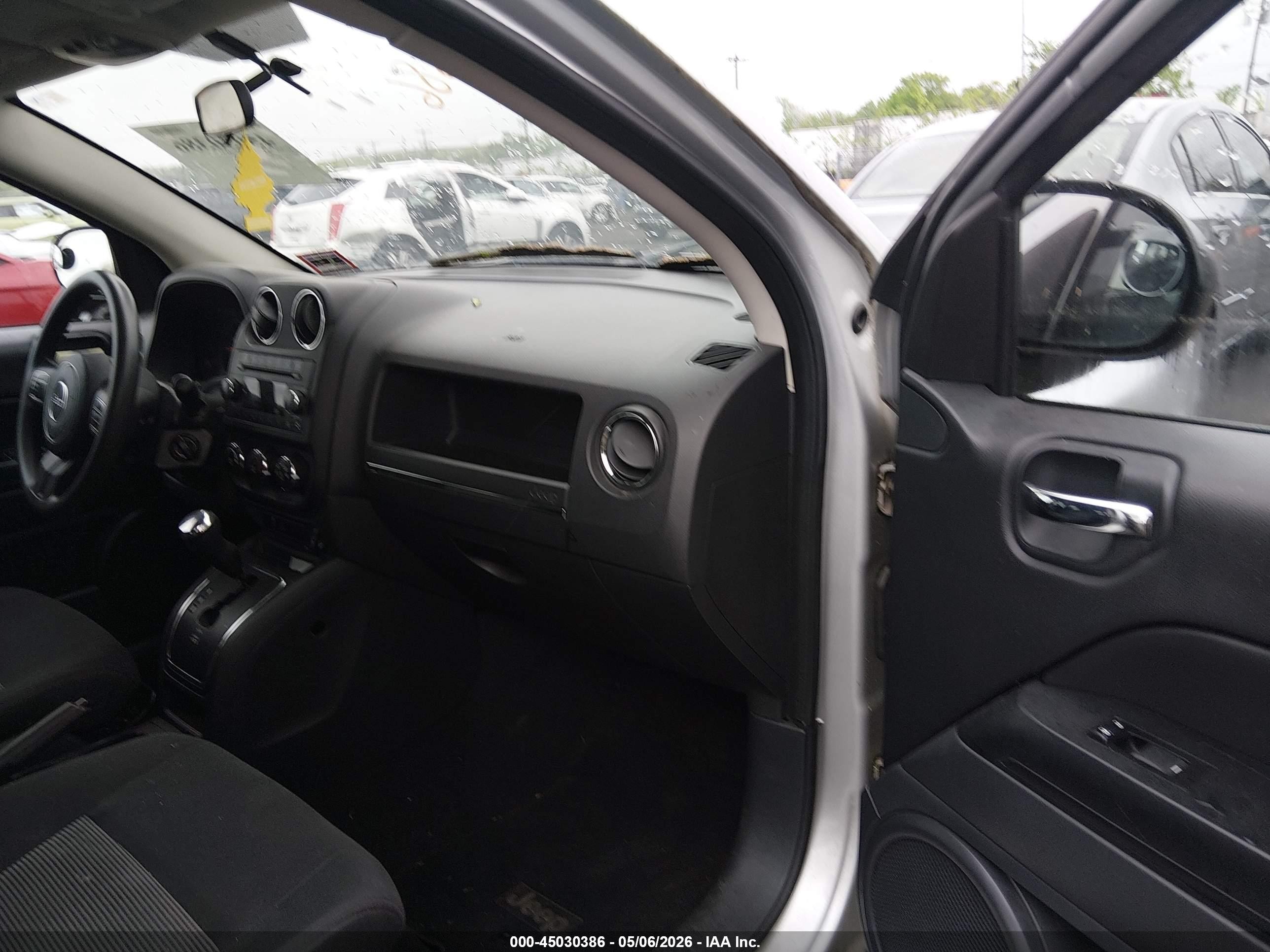 2011 Jeep Compass   Серебряный vin: 1J4NT1FB6BD289273