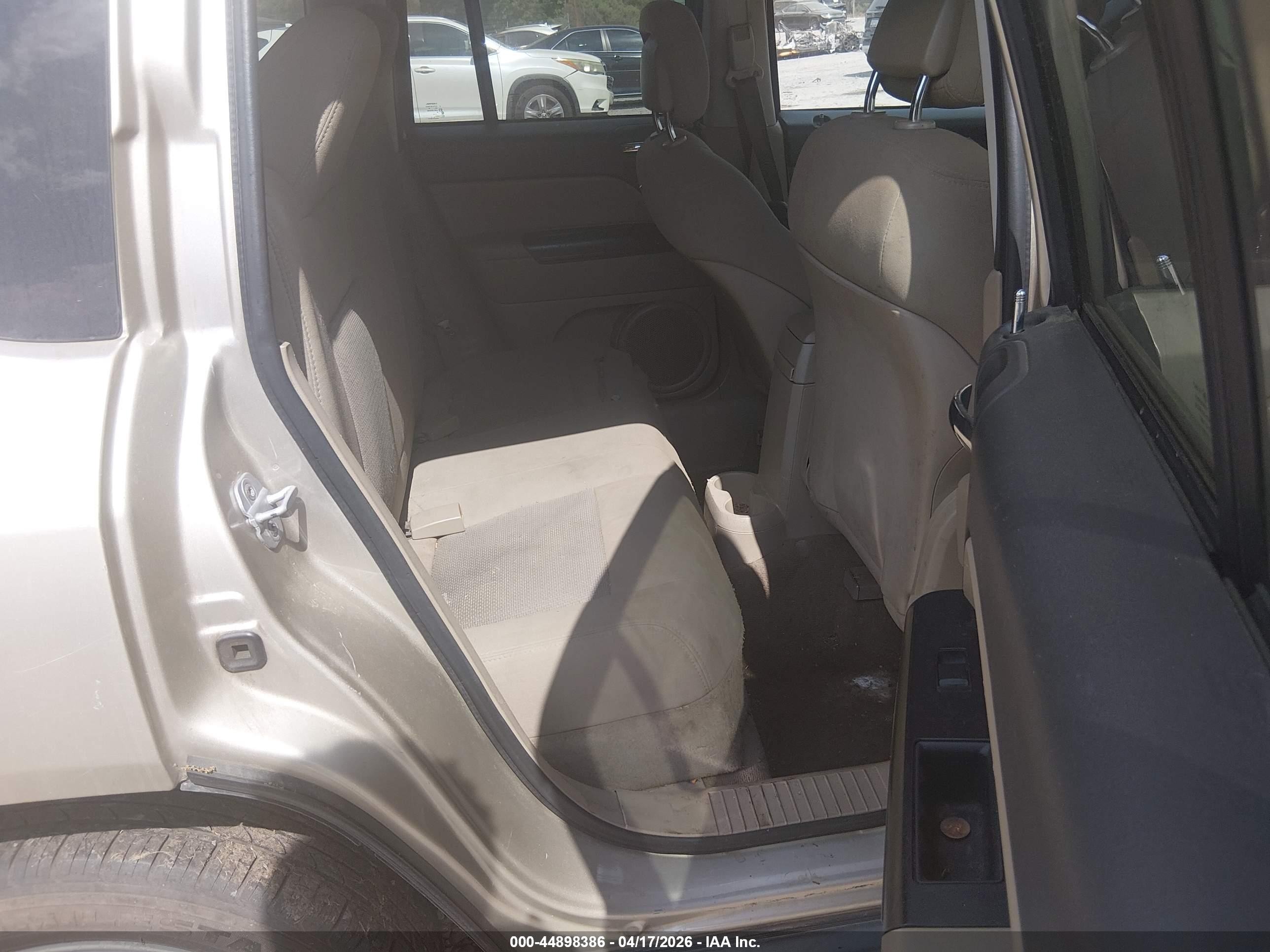 2010 Jeep Compass Sport Бежевый vin: 1J4NT1FB7AD626032
