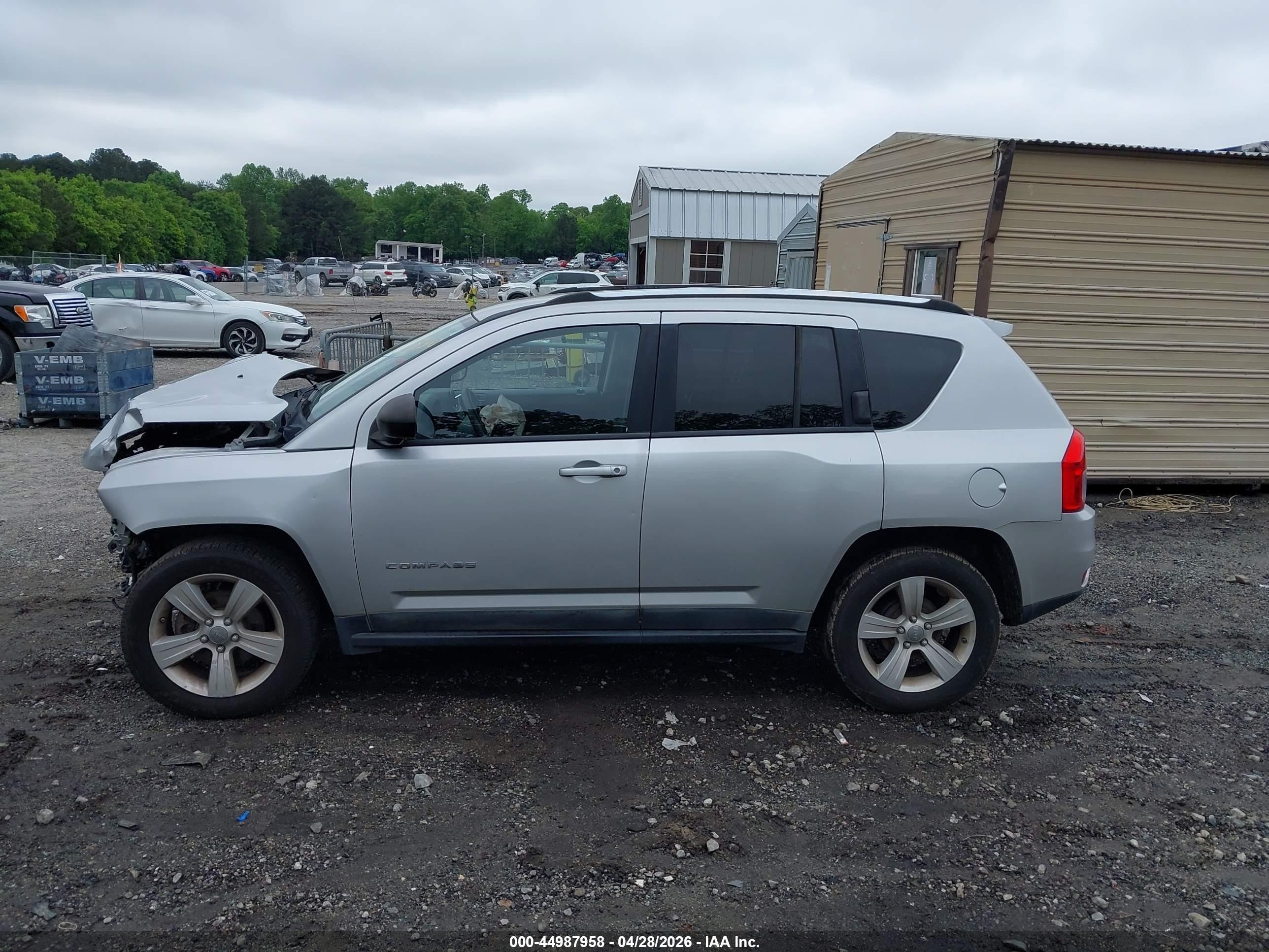 2011 Jeep Compass   Silver vin: 1J4NT1FB7BD150530