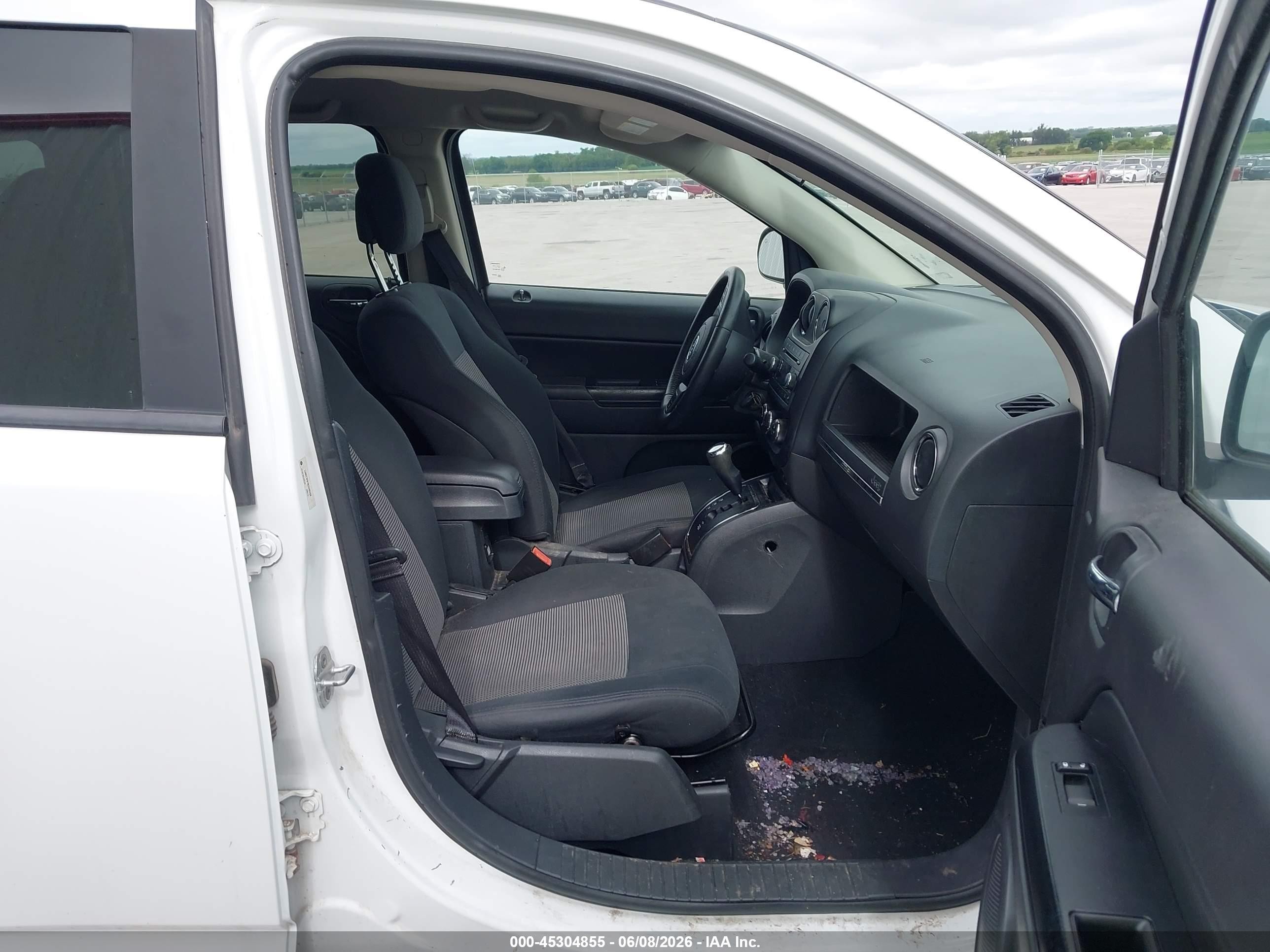 2011 Jeep Compass   White vin: 1J4NT1FB7BD260798