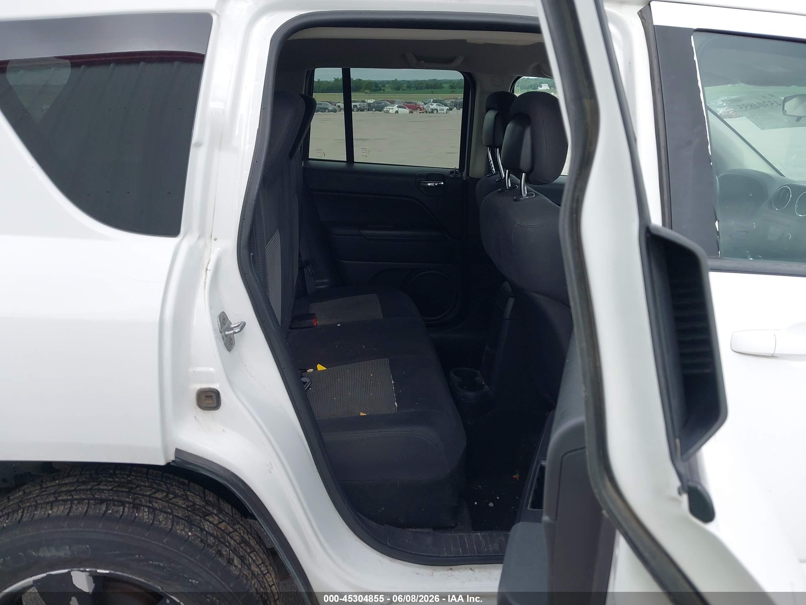 2011 Jeep Compass   White vin: 1J4NT1FB7BD260798