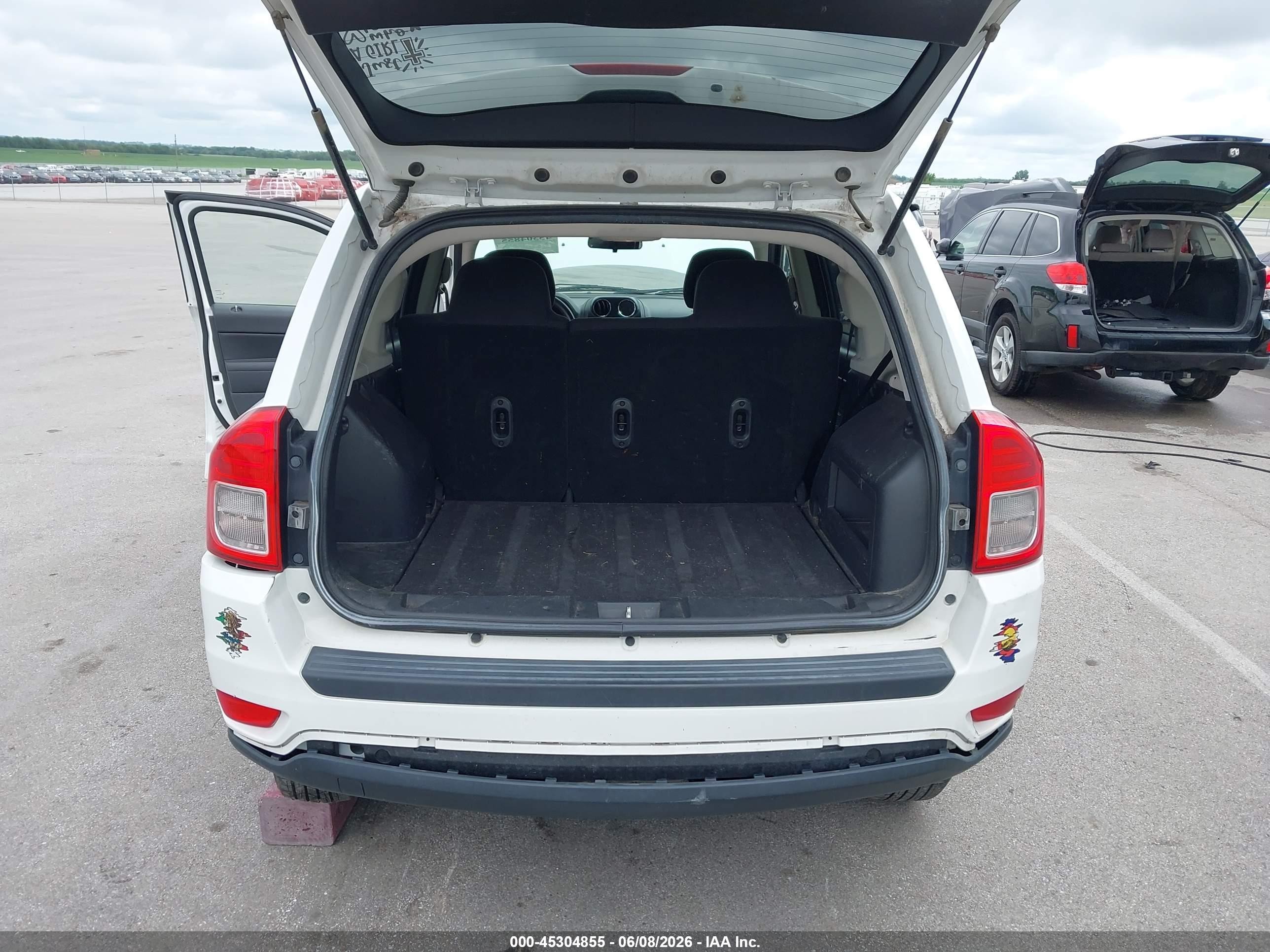 2011 Jeep Compass   White vin: 1J4NT1FB7BD260798