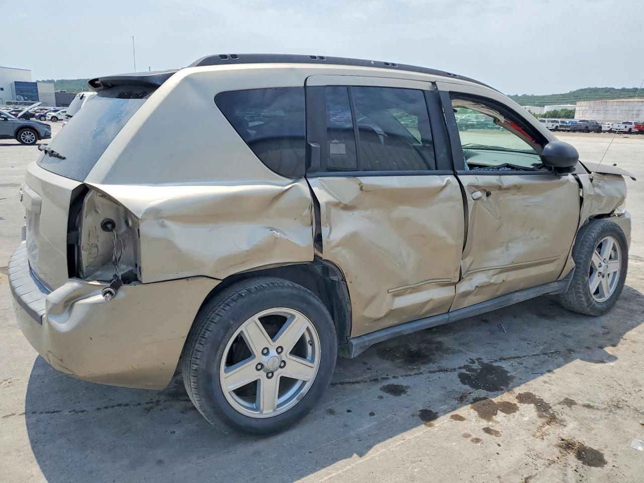 2010 Jeep Compass Sport Золотой vin: 1J4NT4FB5AD502794