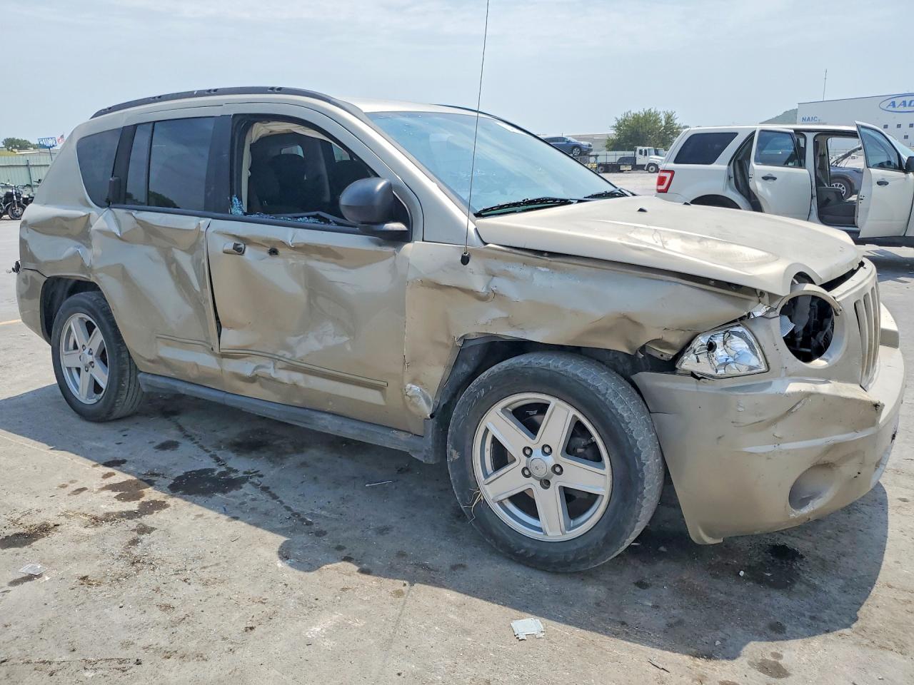 2010 Jeep Compass Sport Золотой vin: 1J4NT4FB5AD502794