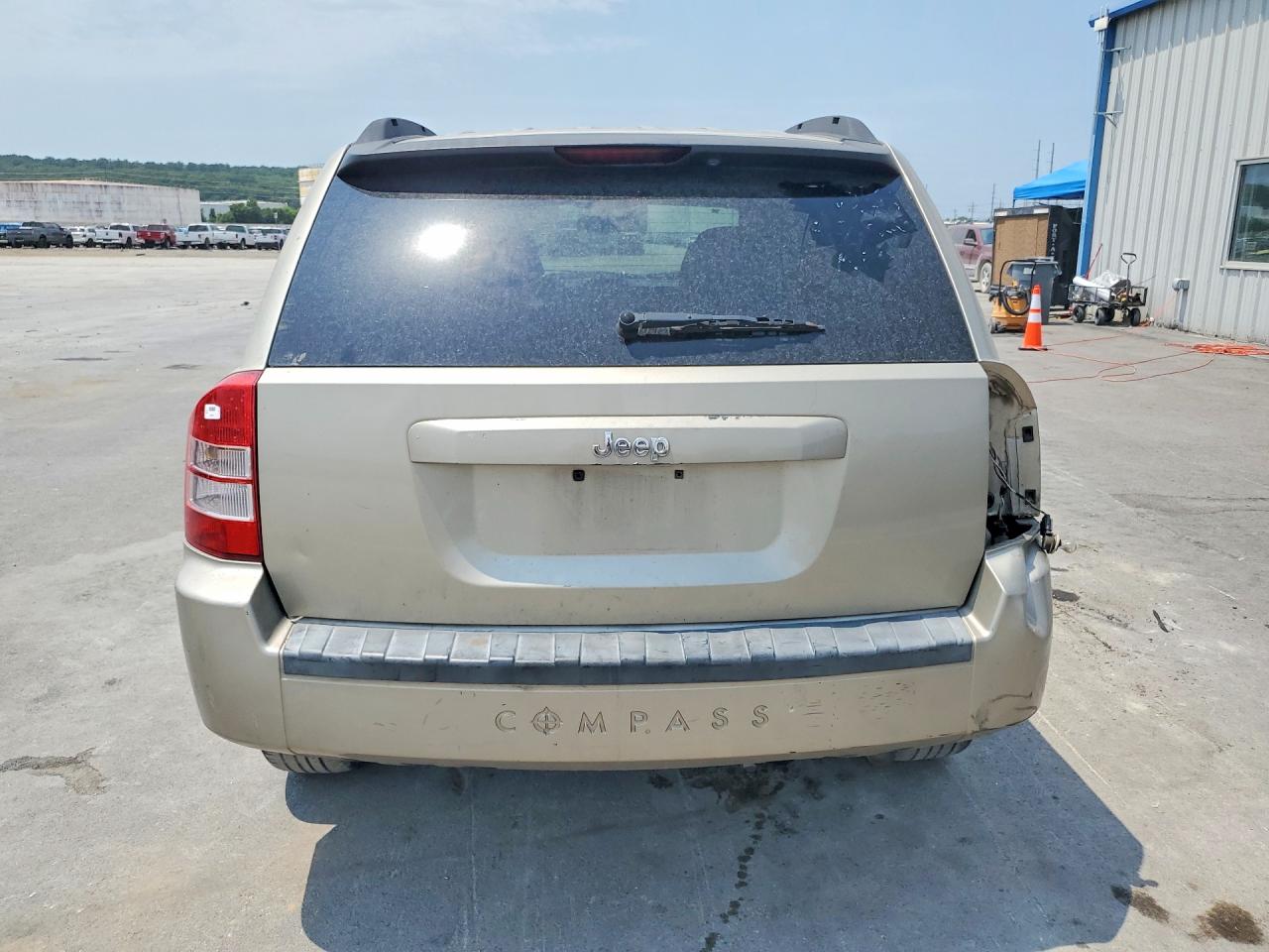 2010 Jeep Compass Sport Золотой vin: 1J4NT4FB5AD502794