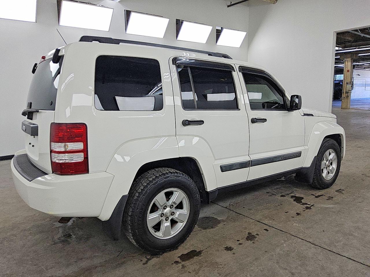 2010 Jeep Liberty Sport White vin: 1J4PN2GK3AW110438