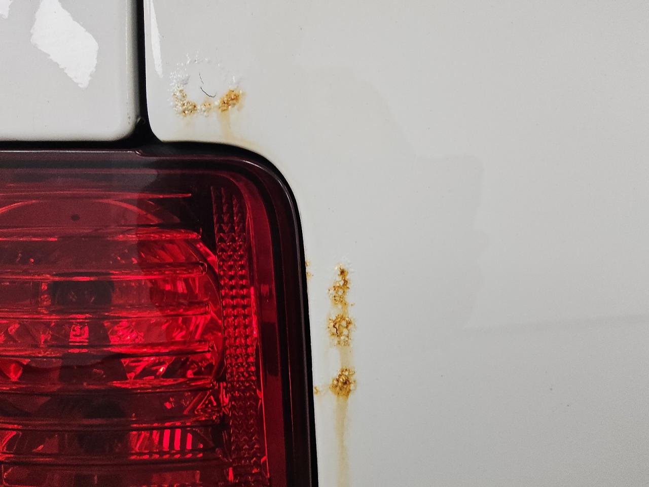 2010 Jeep Liberty Sport White vin: 1J4PN2GK3AW110438 Damage: Lift Gate, Corrosion, > 12 Inches