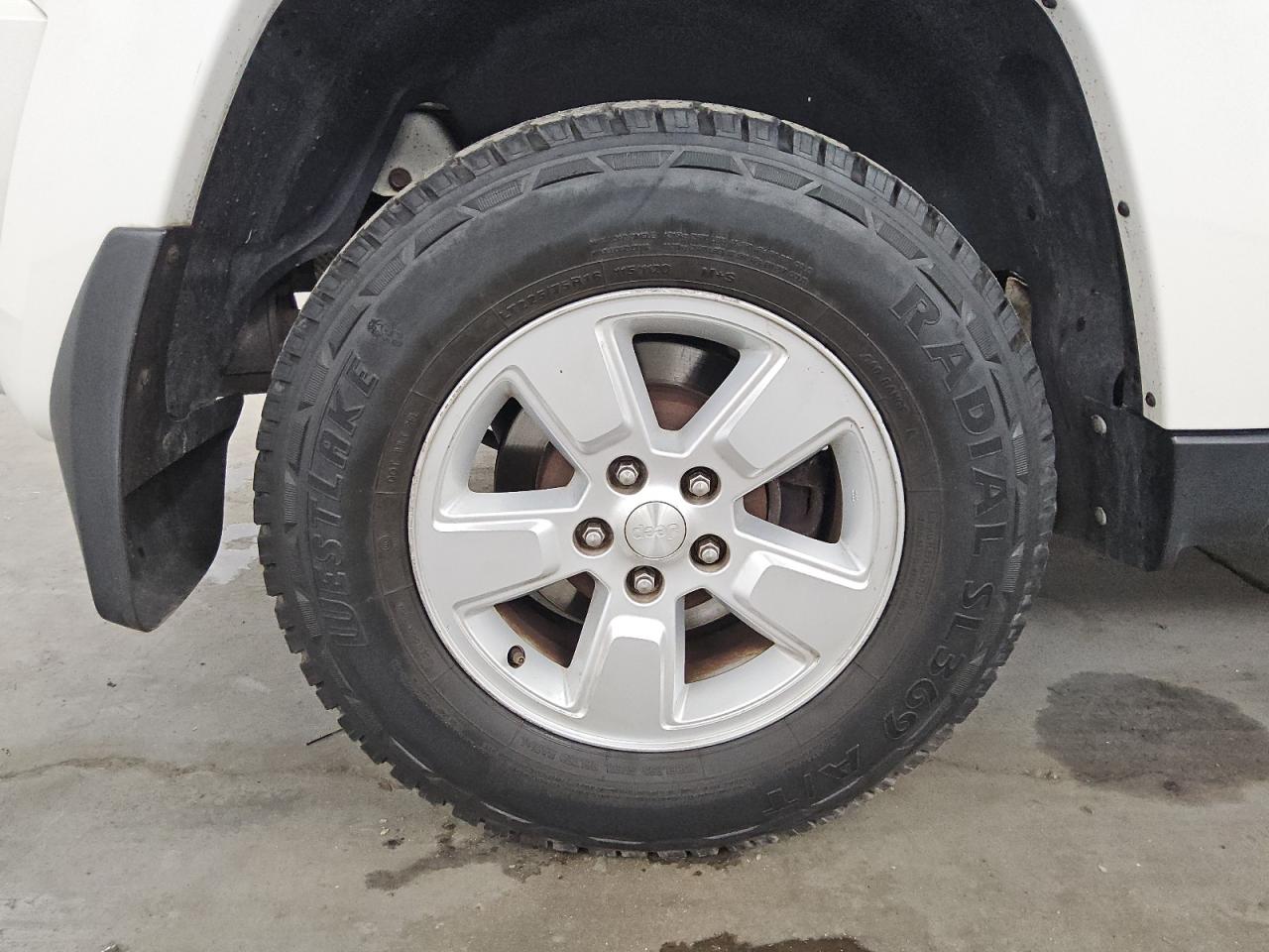 2010 Jeep Liberty Sport White vin: 1J4PN2GK3AW110438 Damage: Right Rear Wheel, Curb Rash, > 12 Inches
