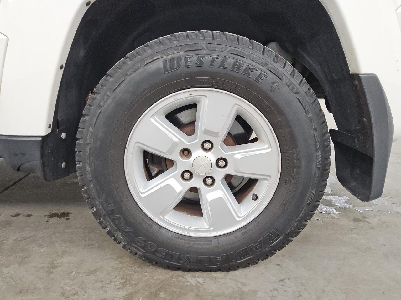 2010 Jeep Liberty Sport White vin: 1J4PN2GK3AW110438 Damage: Left Rear Wheel, Chipped, 2