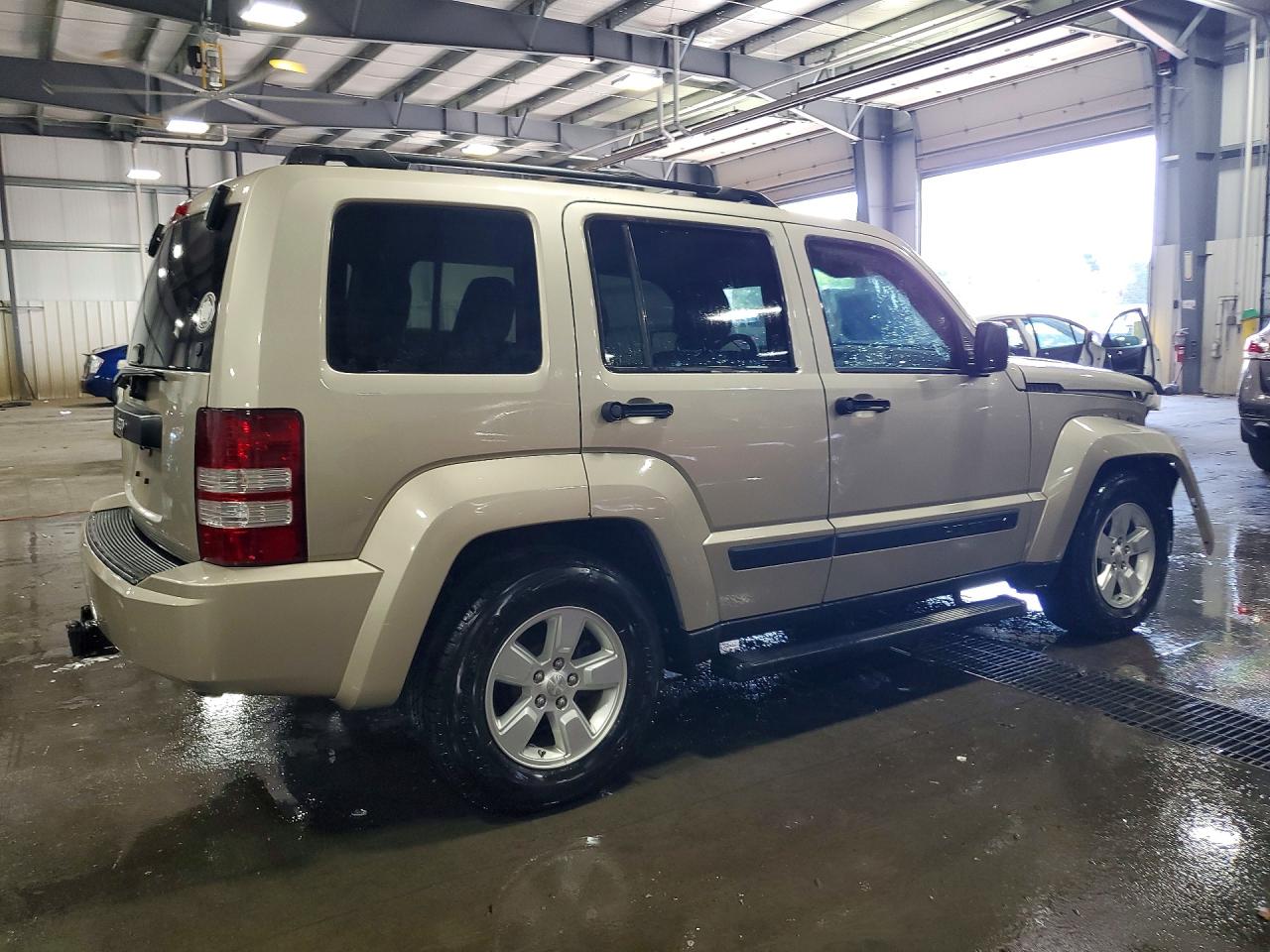 2010 Jeep Liberty Sport Бежевый vin: 1J4PN2GK4AW116653