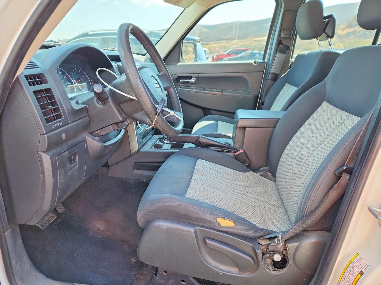 2010 Jeep Liberty Sport Белый vin: 1J4PN2GK6AW106030