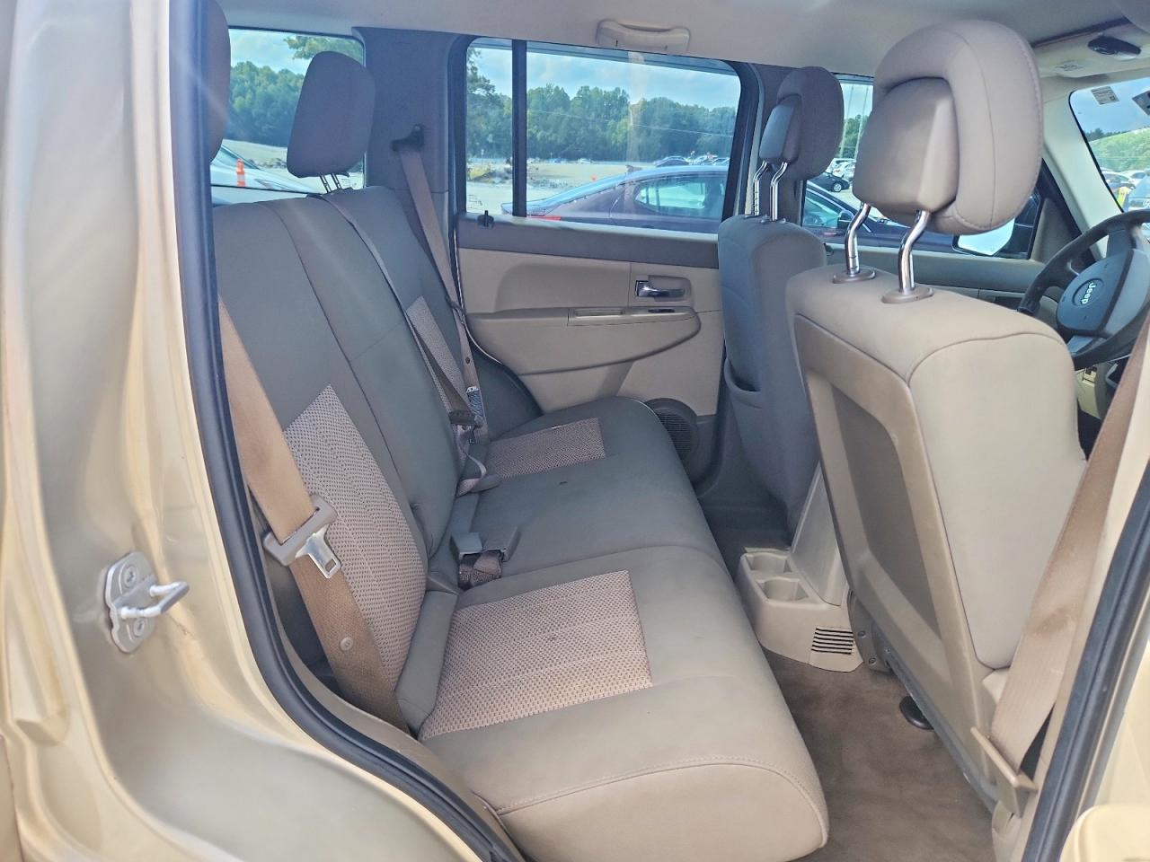 2010 Jeep Liberty Sport Beige vin: 1J4PP2GK1AW132738