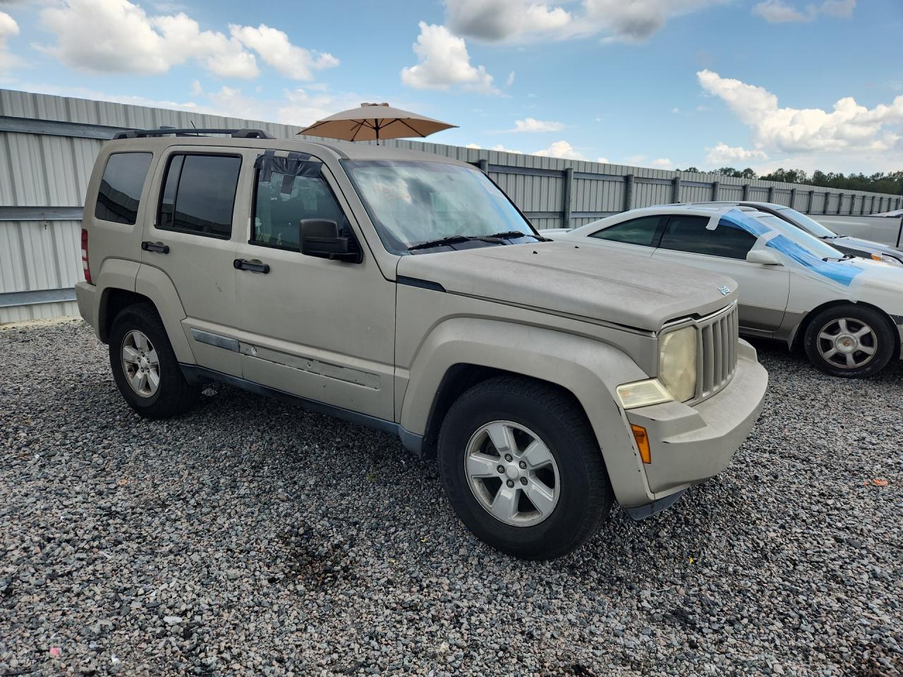 2010 Jeep Liberty Sport Золотой vin: 1J4PP2GK2AW171550