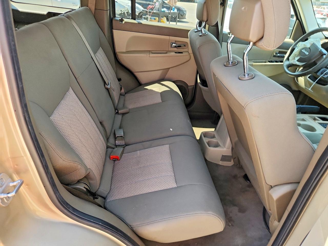 2010 Jeep Liberty Sport Tan vin: 1J4PP2GK5AW112301