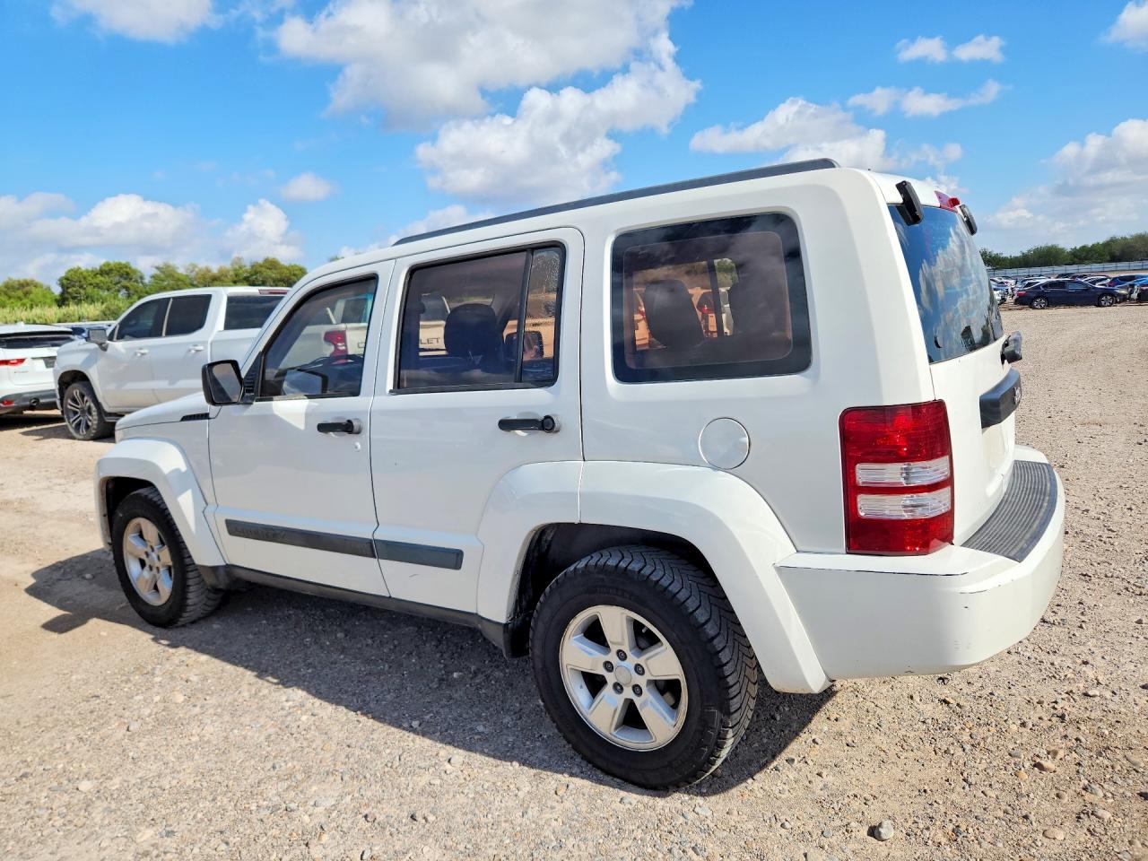 2010 Jeep Liberty Sport White vin: 1J4PP2GK6AW106376